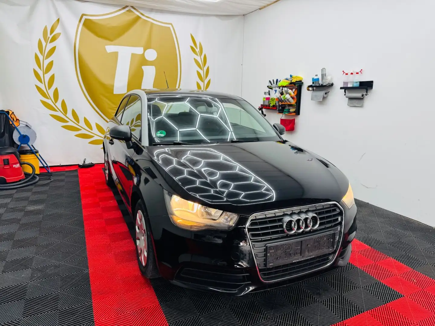 Audi A1 *A1*attraction*wenig-Kilometer*STZGH*1-Hand* Schwarz - 2