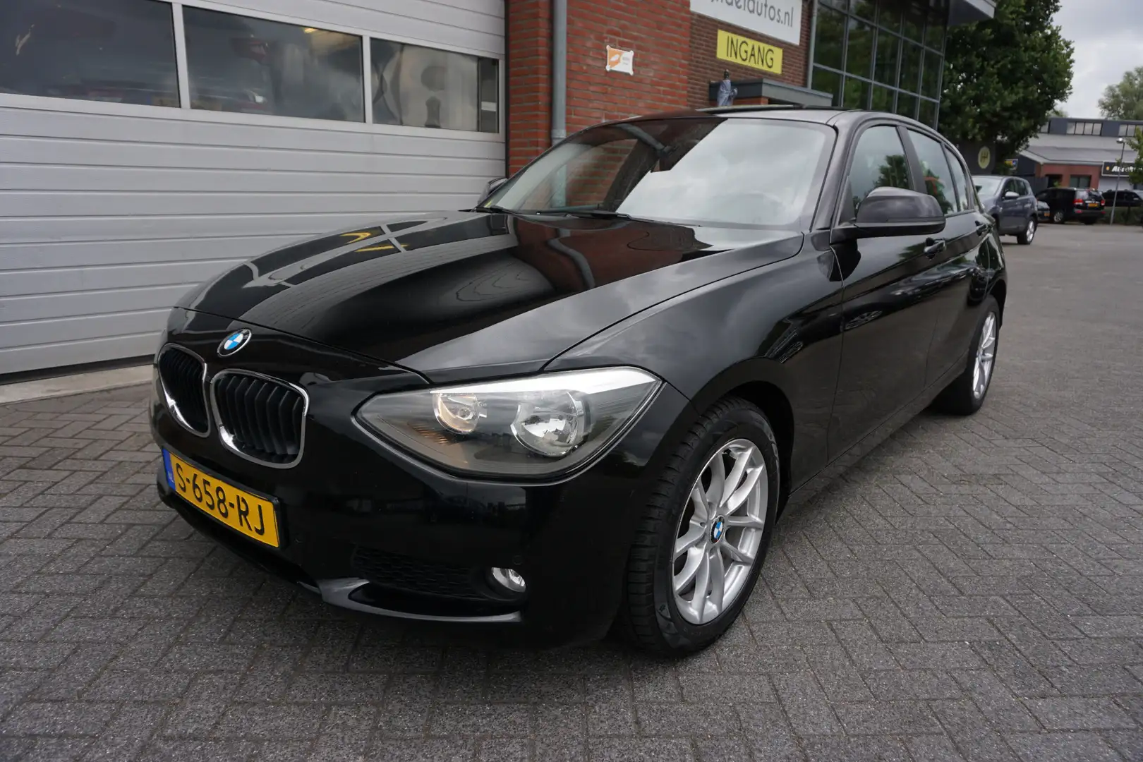 BMW 118 1-serie 118i 170PK PARKEERSENSOREN V+A - 16 INCH L Zwart - 2