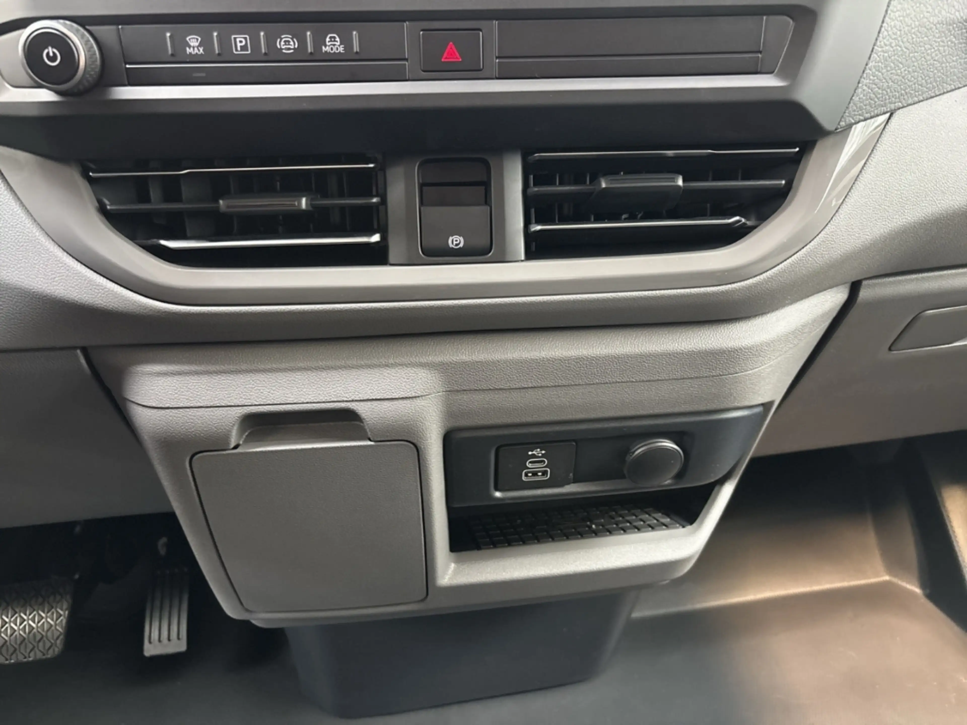 Volkswagen T7 Caravelle 2.0 TDI 125 kW Life LR EU6e — photo 14
