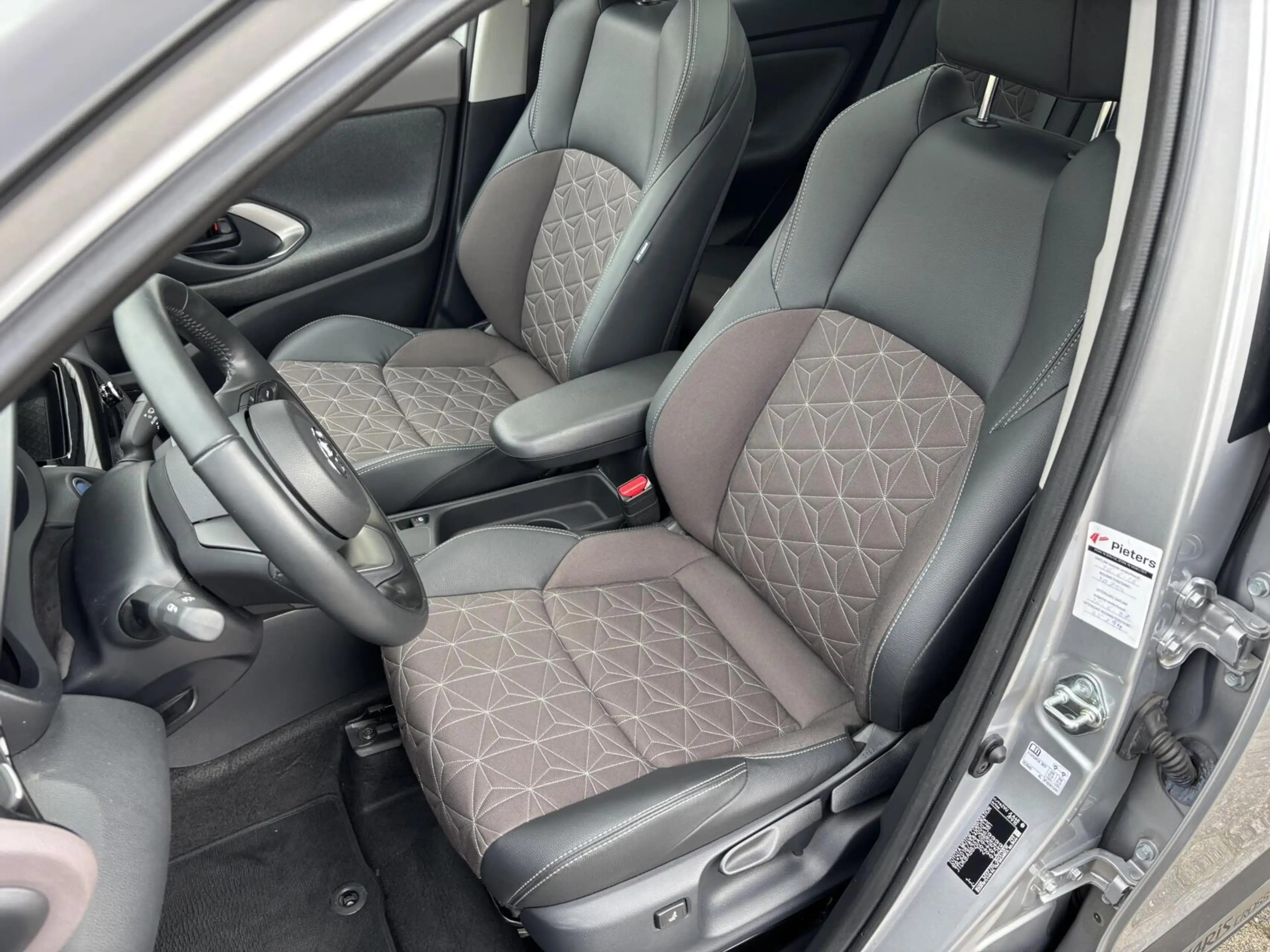 Toyota Yaris Cross 1.5 Hybrid Executive Bi-Tone | Pano | JBL | HUD | — photo 15