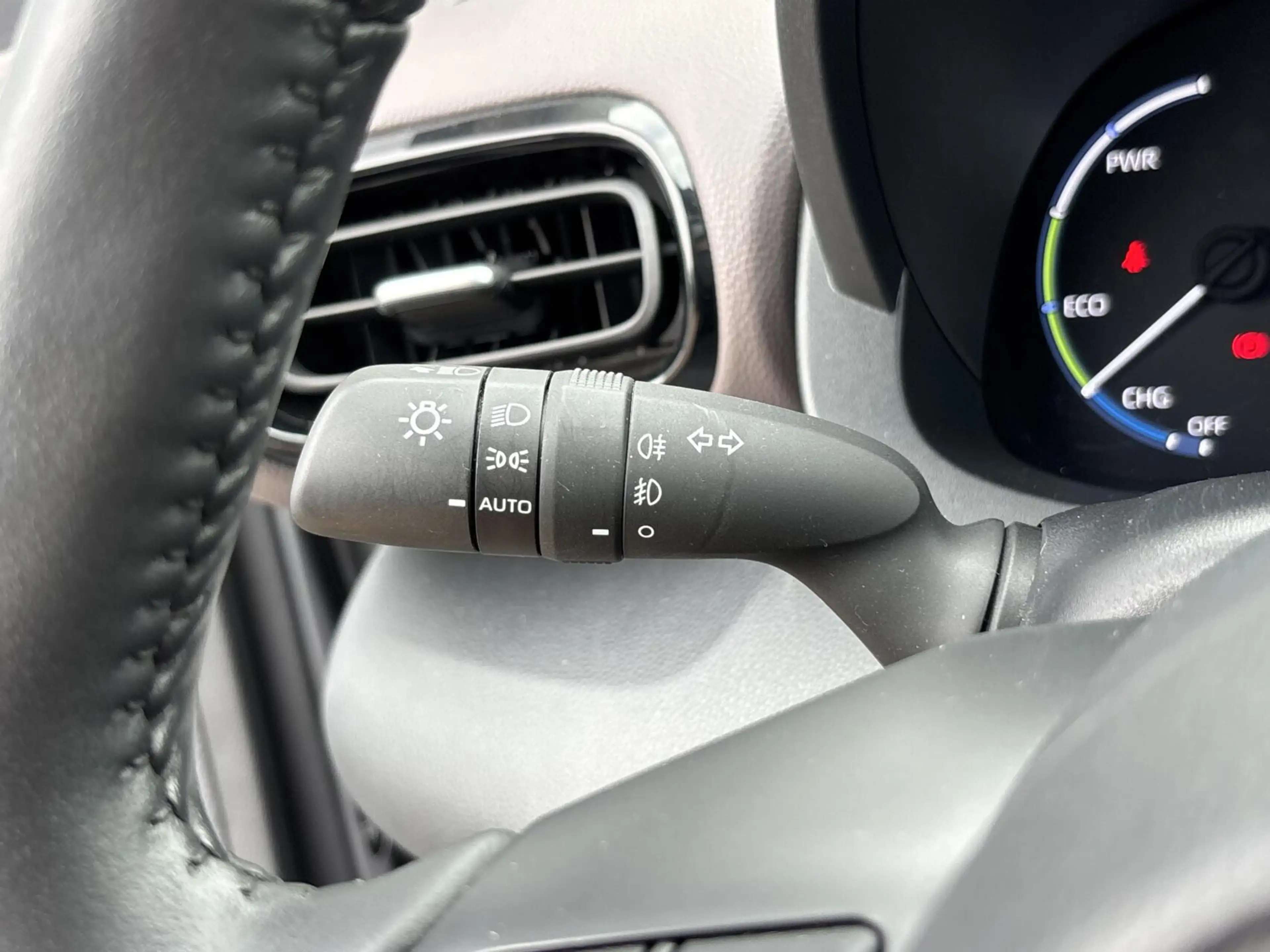 Toyota Yaris Cross 1.5 Hybrid Executive Bi-Tone | Pano | JBL | HUD | — photo 28
