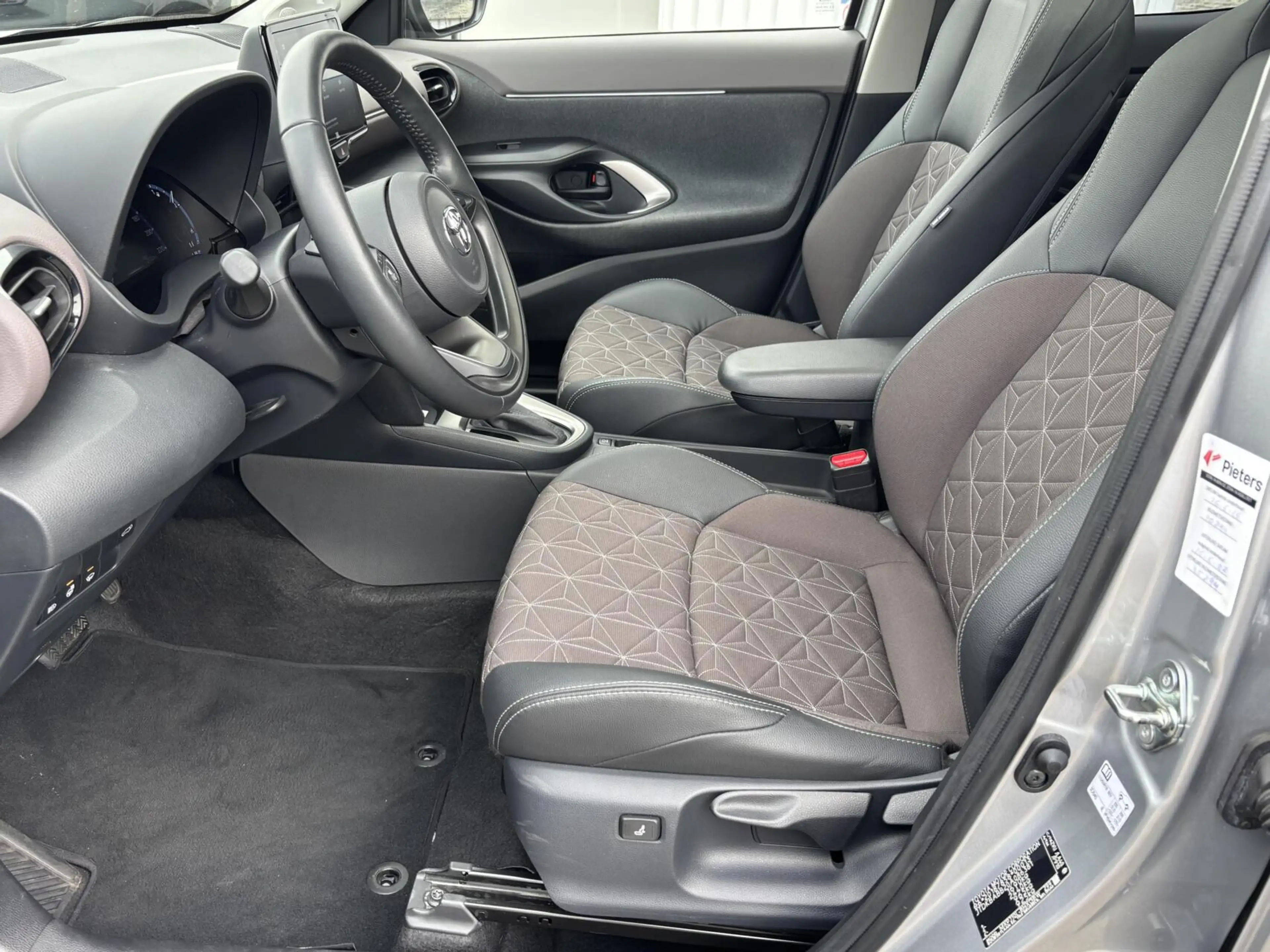 Toyota Yaris Cross 1.5 Hybrid Executive Bi-Tone | Pano | JBL | HUD | — photo 14