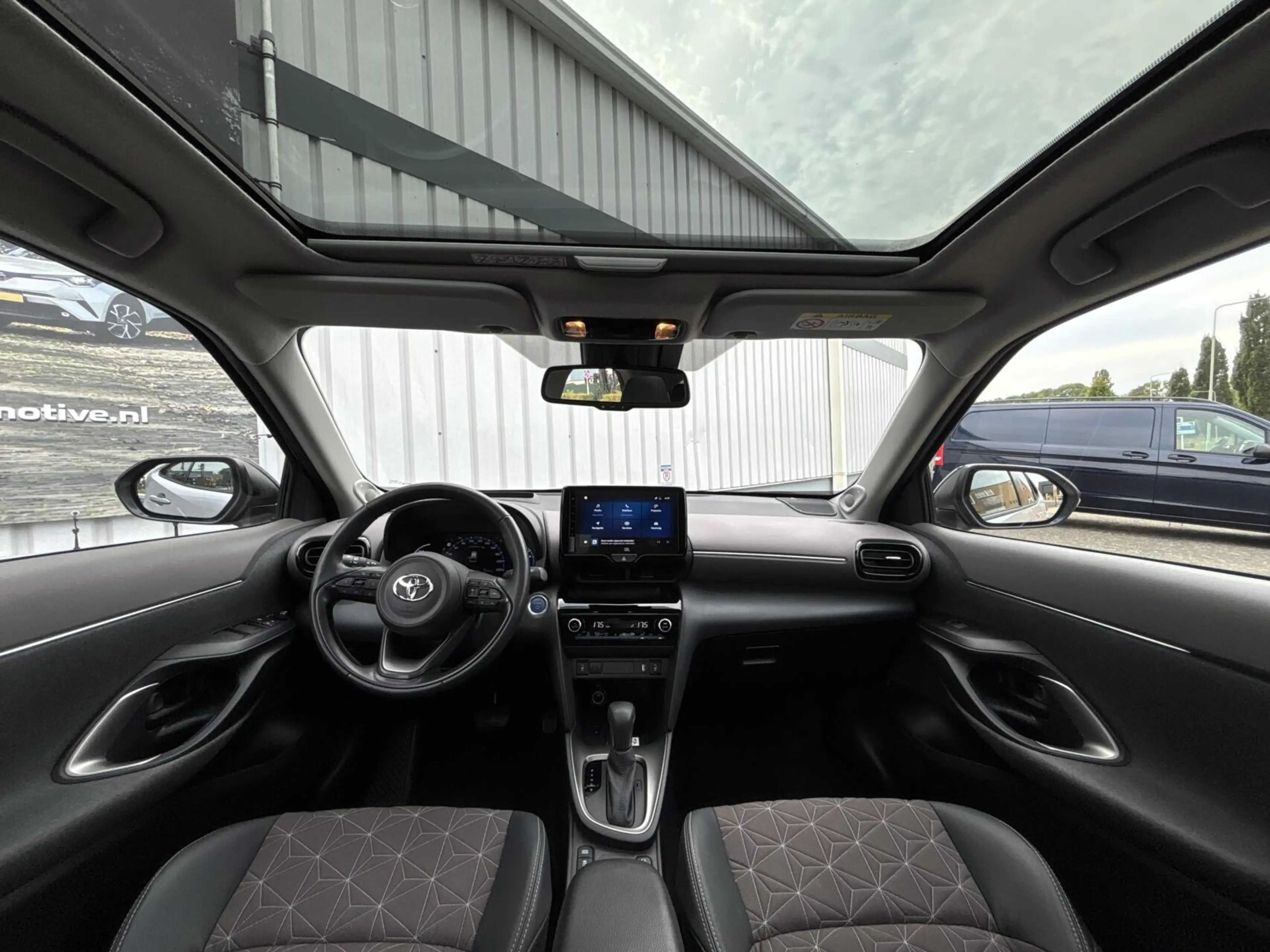 Toyota Yaris Cross 1.5 Hybrid Executive Bi-Tone | Pano | JBL | HUD | — photo 18