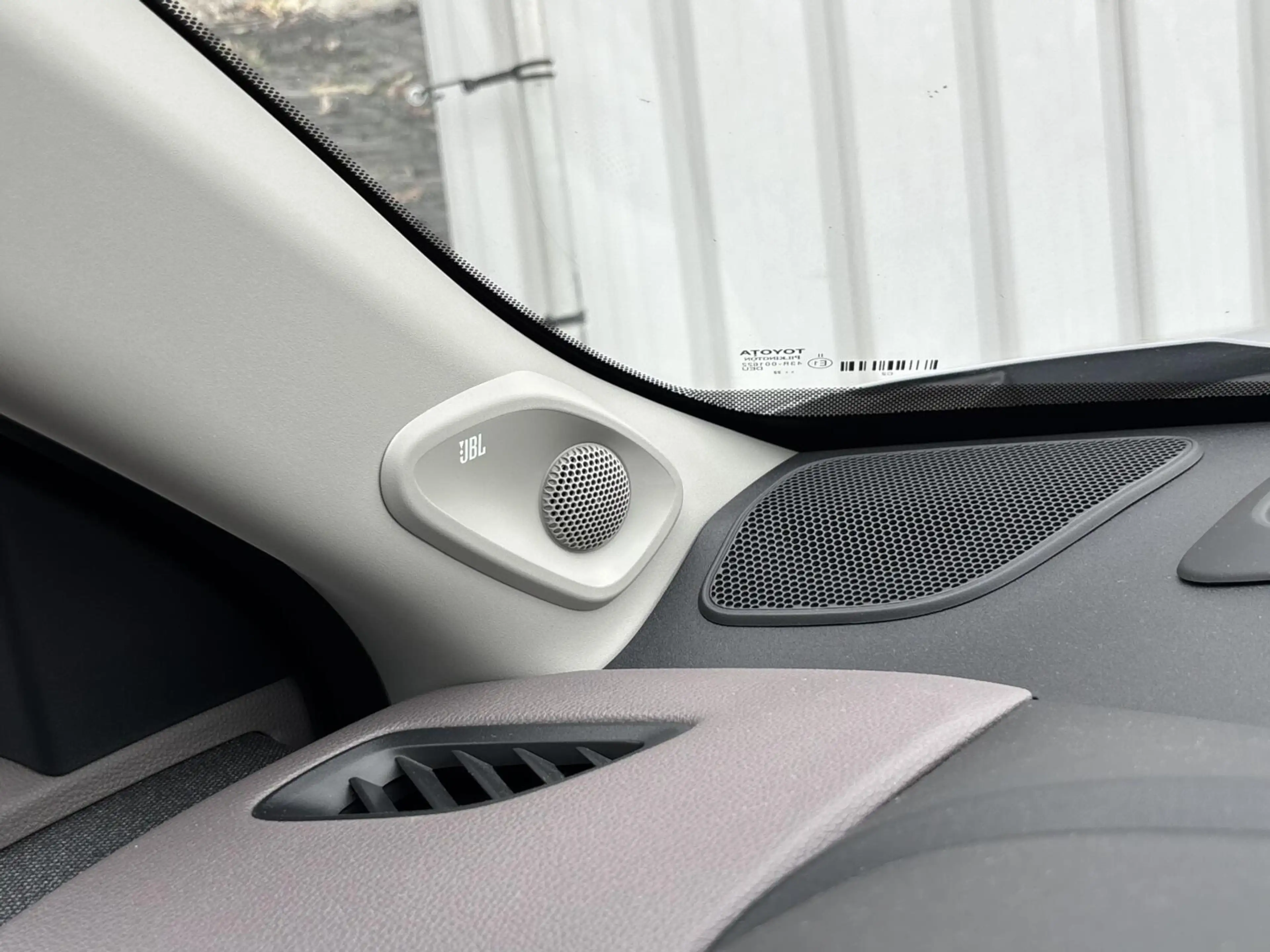 Toyota Yaris Cross 1.5 Hybrid Executive Bi-Tone | Pano | JBL | HUD | — photo 32