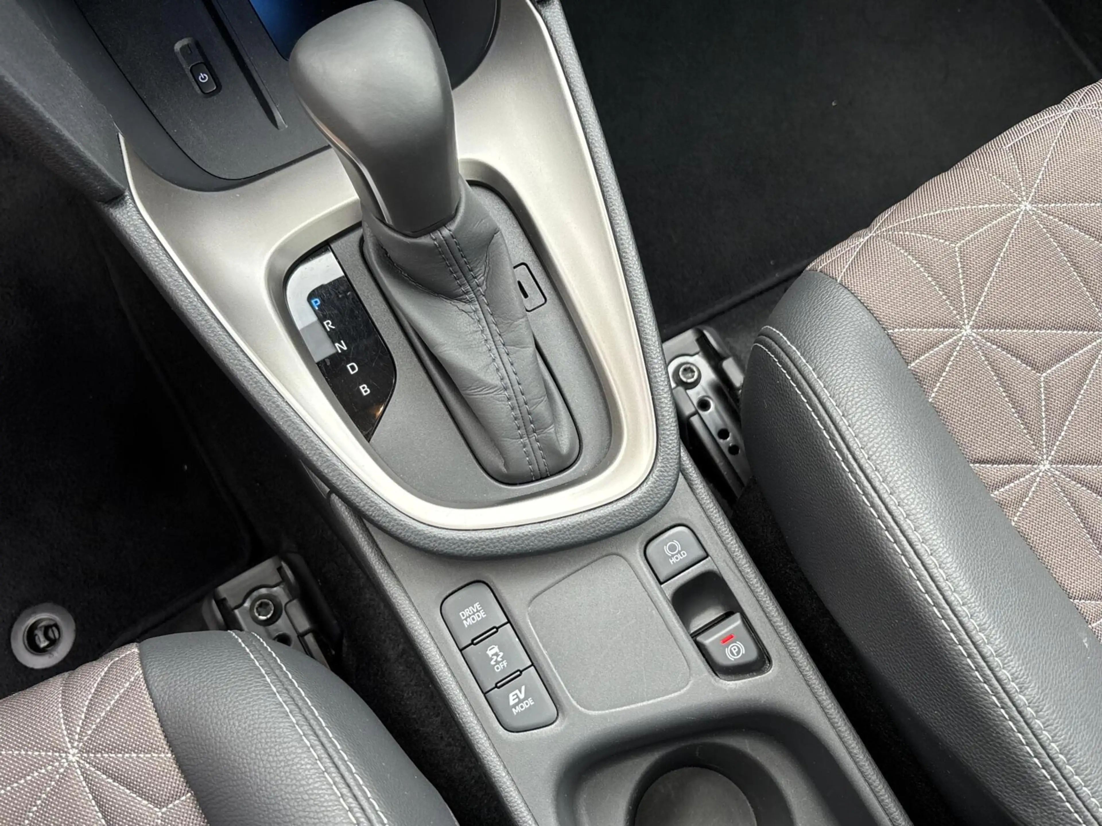 Toyota Yaris Cross 1.5 Hybrid Executive Bi-Tone | Pano | JBL | HUD | — photo 23