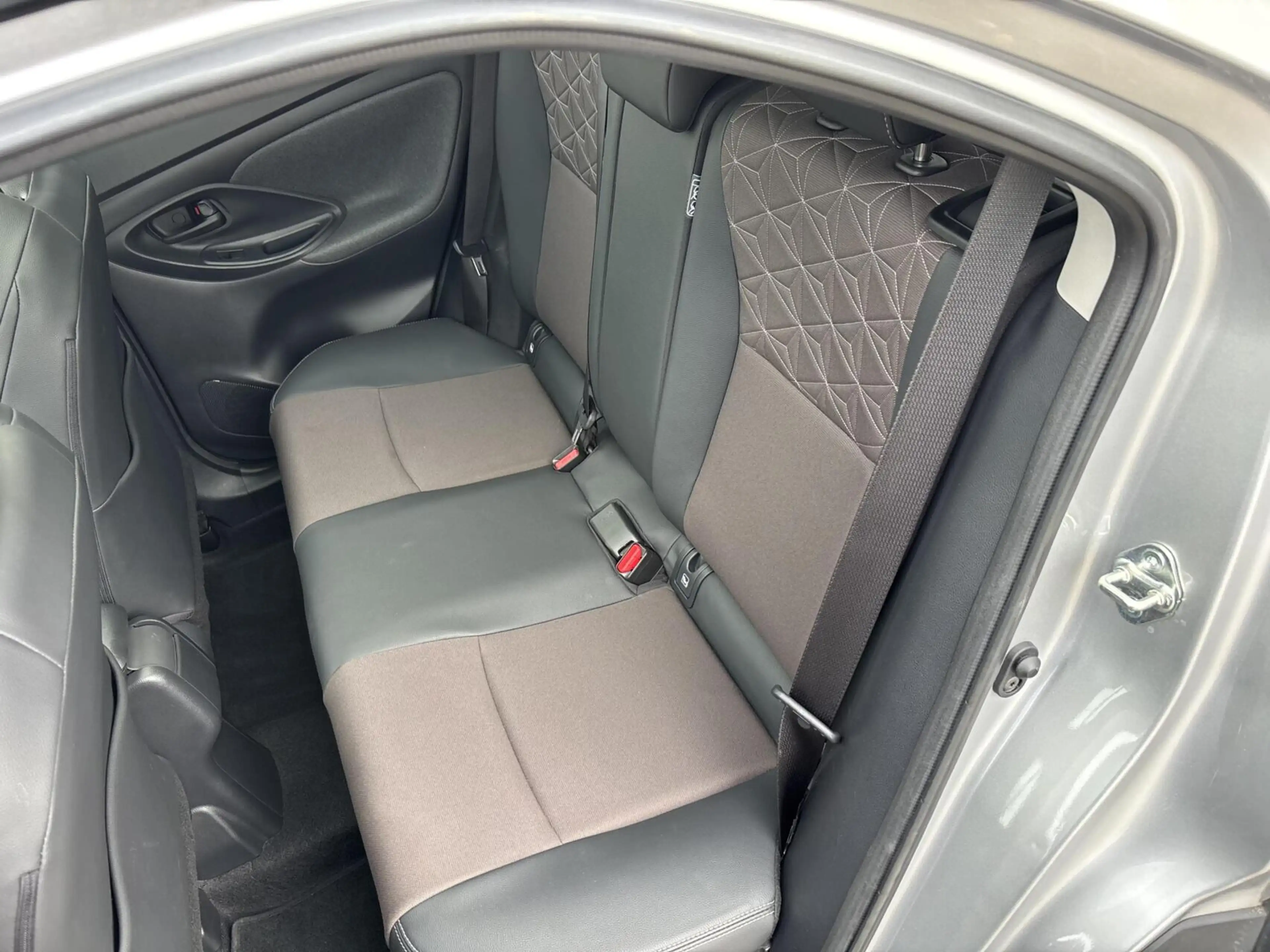 Toyota Yaris Cross 1.5 Hybrid Executive Bi-Tone | Pano | JBL | HUD | — photo 33
