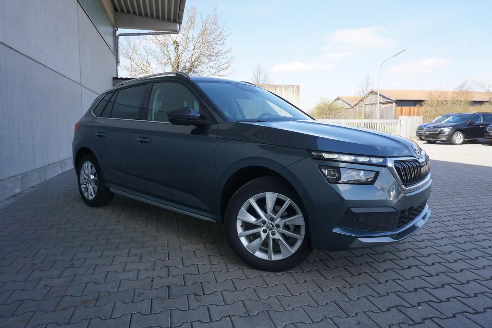 Skoda Kamiq 1.5TSI Style DSG Navi AHK Kamera SHZ 2Hd Сірий - 1