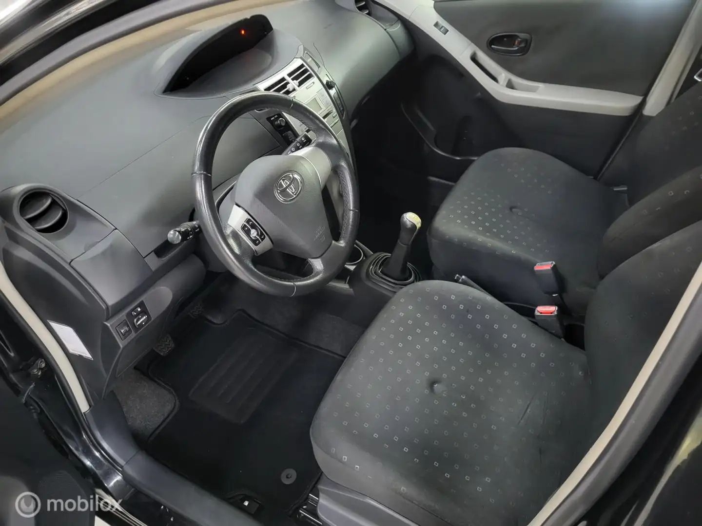 Toyota Yaris 1.0 VVTi/Rijklaar/Nieuwe apk/Airco/Nap! Zwart - 2