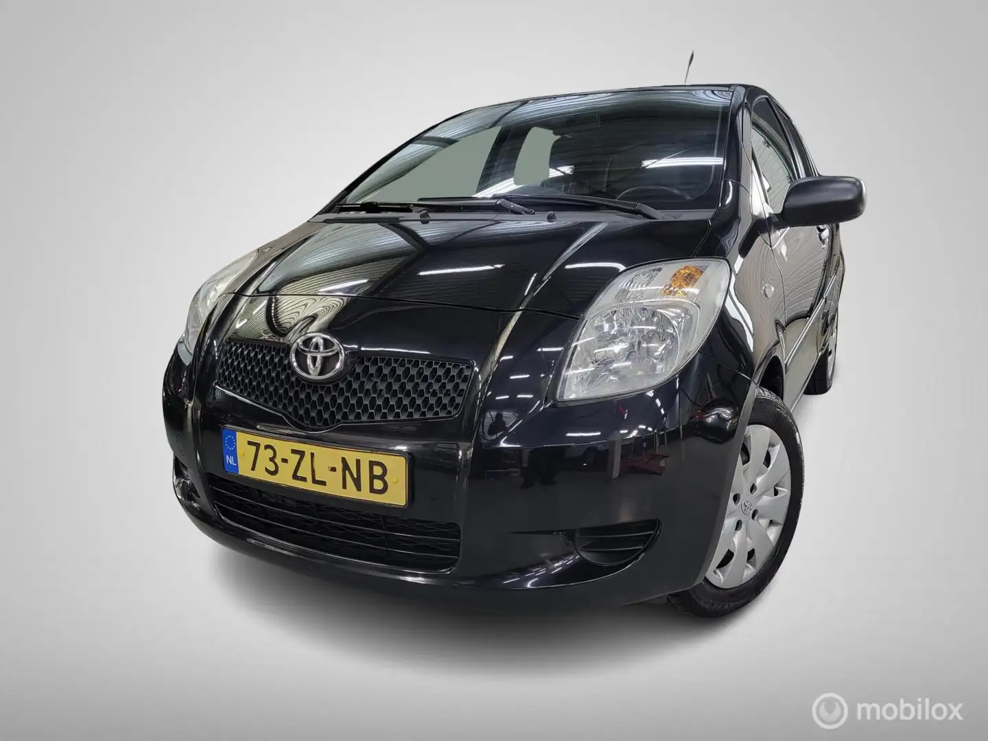 Toyota Yaris 1.0 VVTi/Rijklaar/Nieuwe apk/Airco/Nap! Zwart - 1