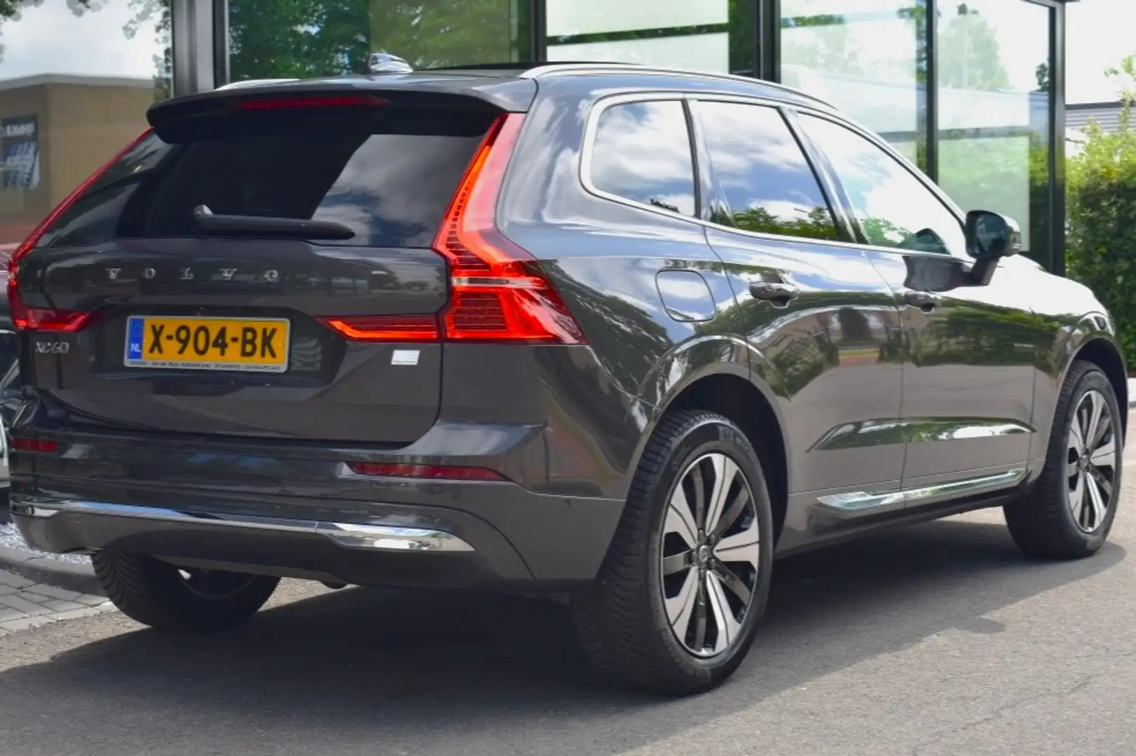 Volvo XC60 T8 455Pk AWD Plus Bright | Lighting | Climate | Ha Grijs - 2