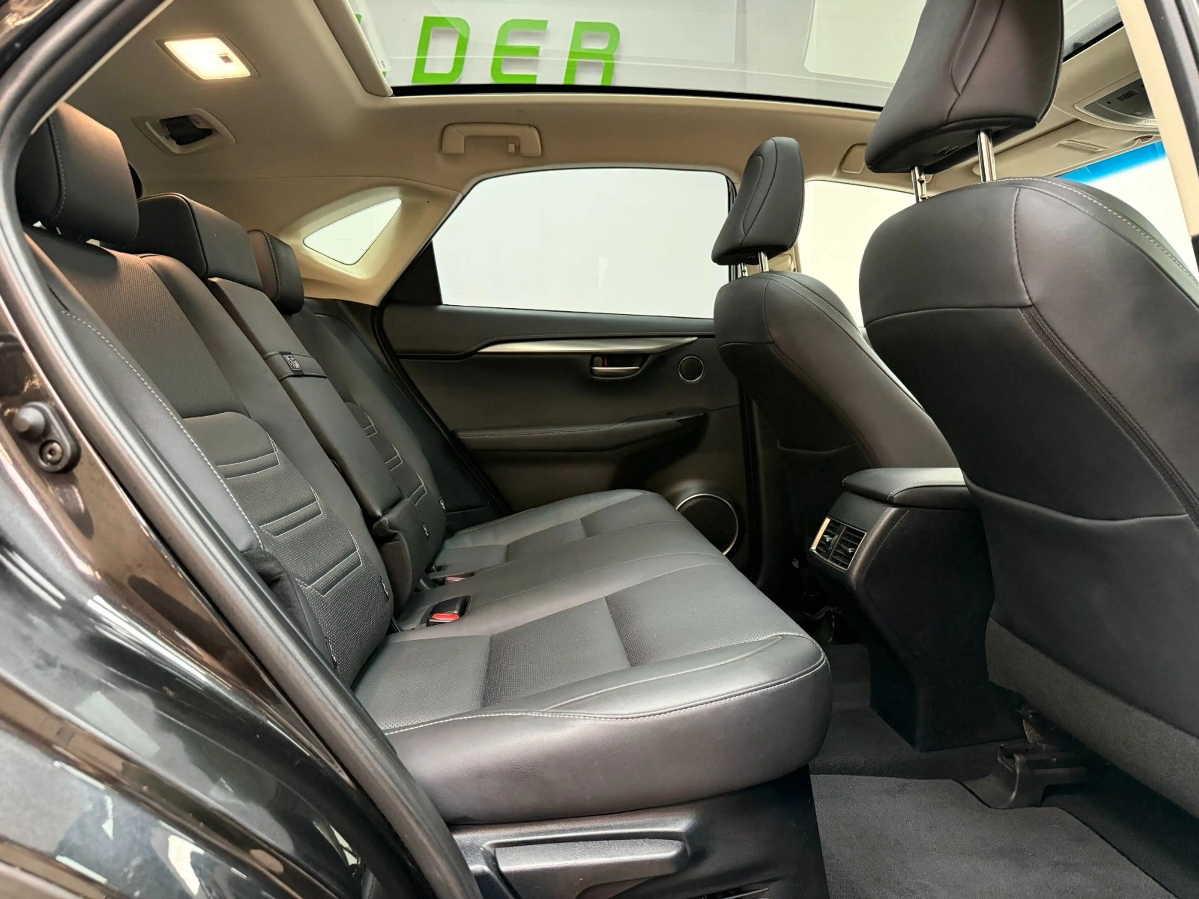 Lexus NX 300 h / LEDER / SHZ / PANORAMA / RKAM — photo 14