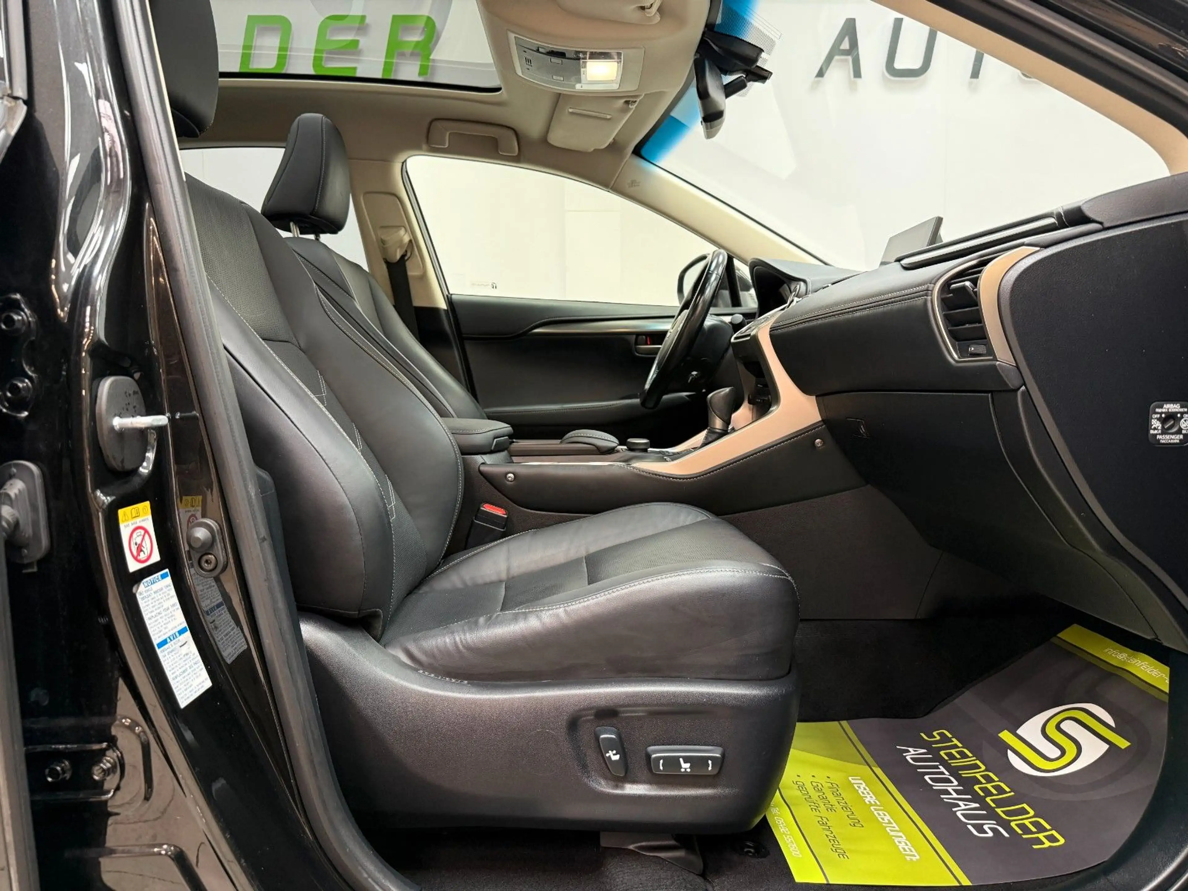 Lexus NX 300 h / LEDER / SHZ / PANORAMA / RKAM — photo 12