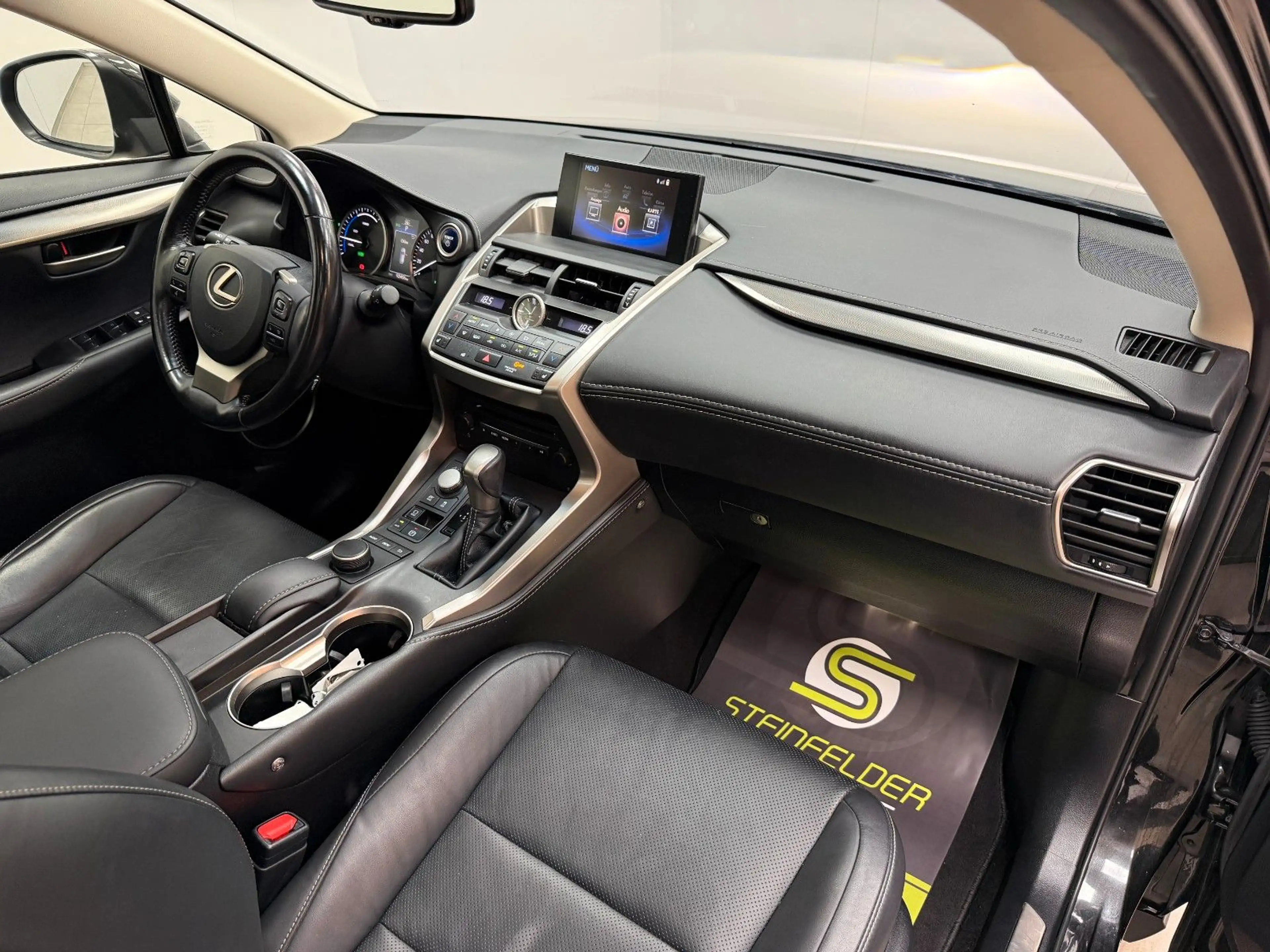Lexus NX 300 h / LEDER / SHZ / PANORAMA / RKAM — photo 10