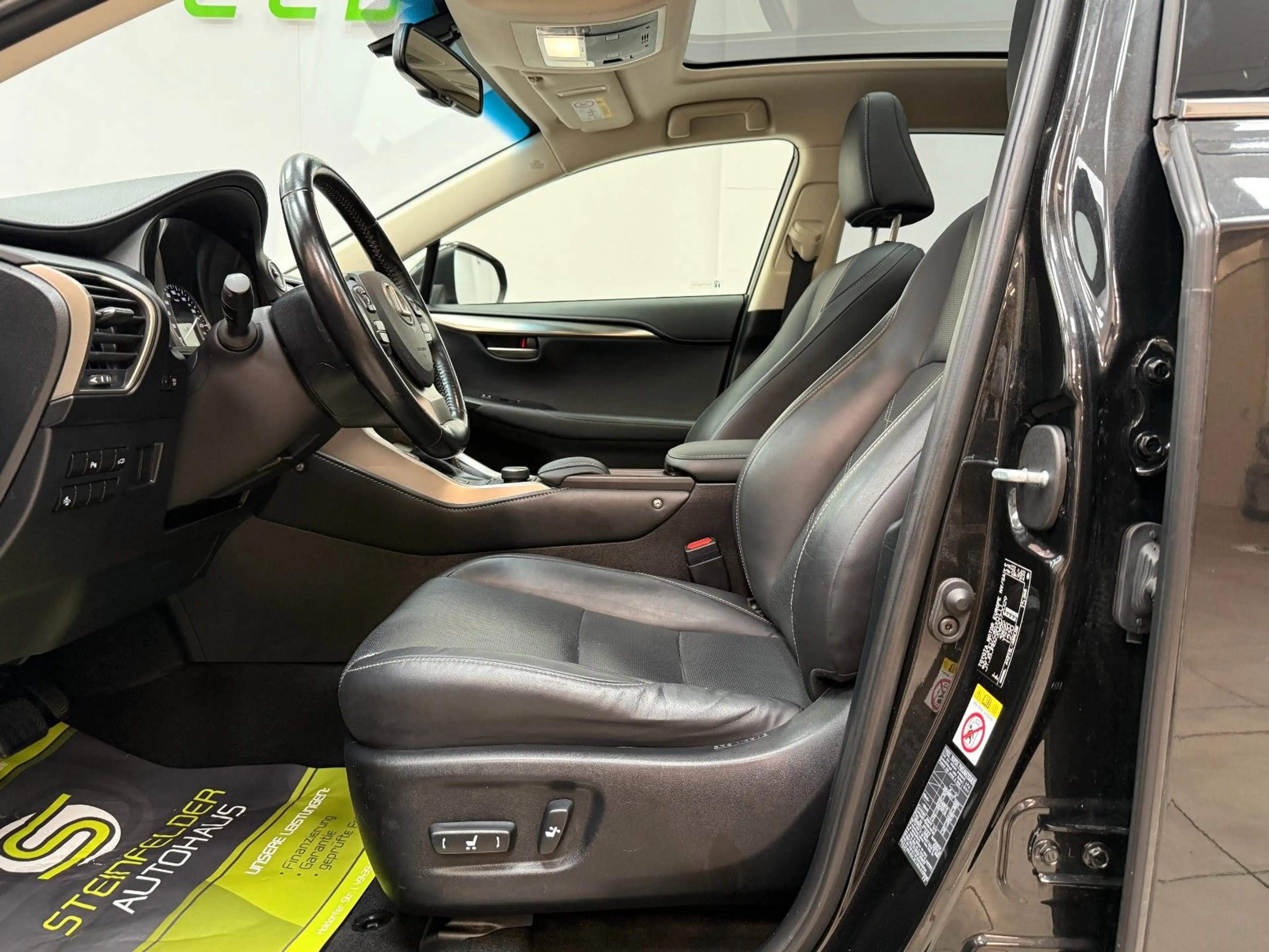 Lexus NX 300 h / LEDER / SHZ / PANORAMA / RKAM — photo 11