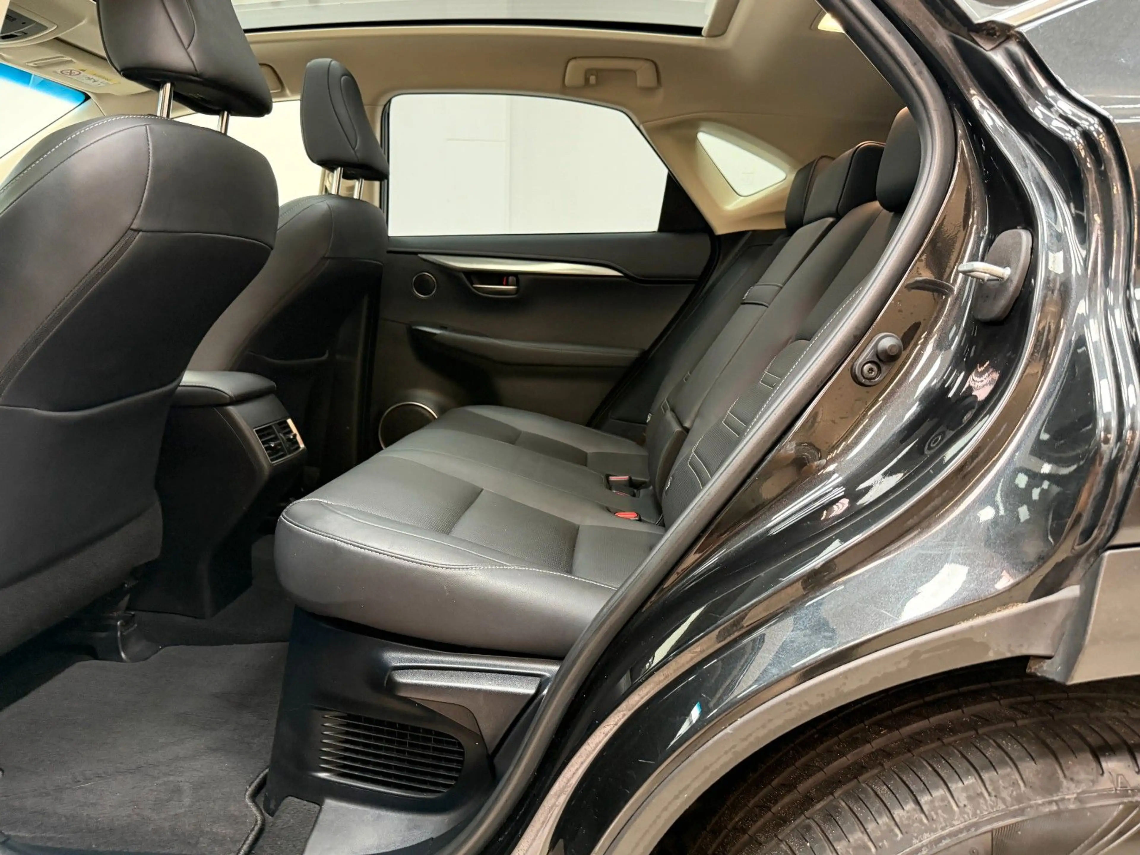 Lexus NX 300 h / LEDER / SHZ / PANORAMA / RKAM — photo 13
