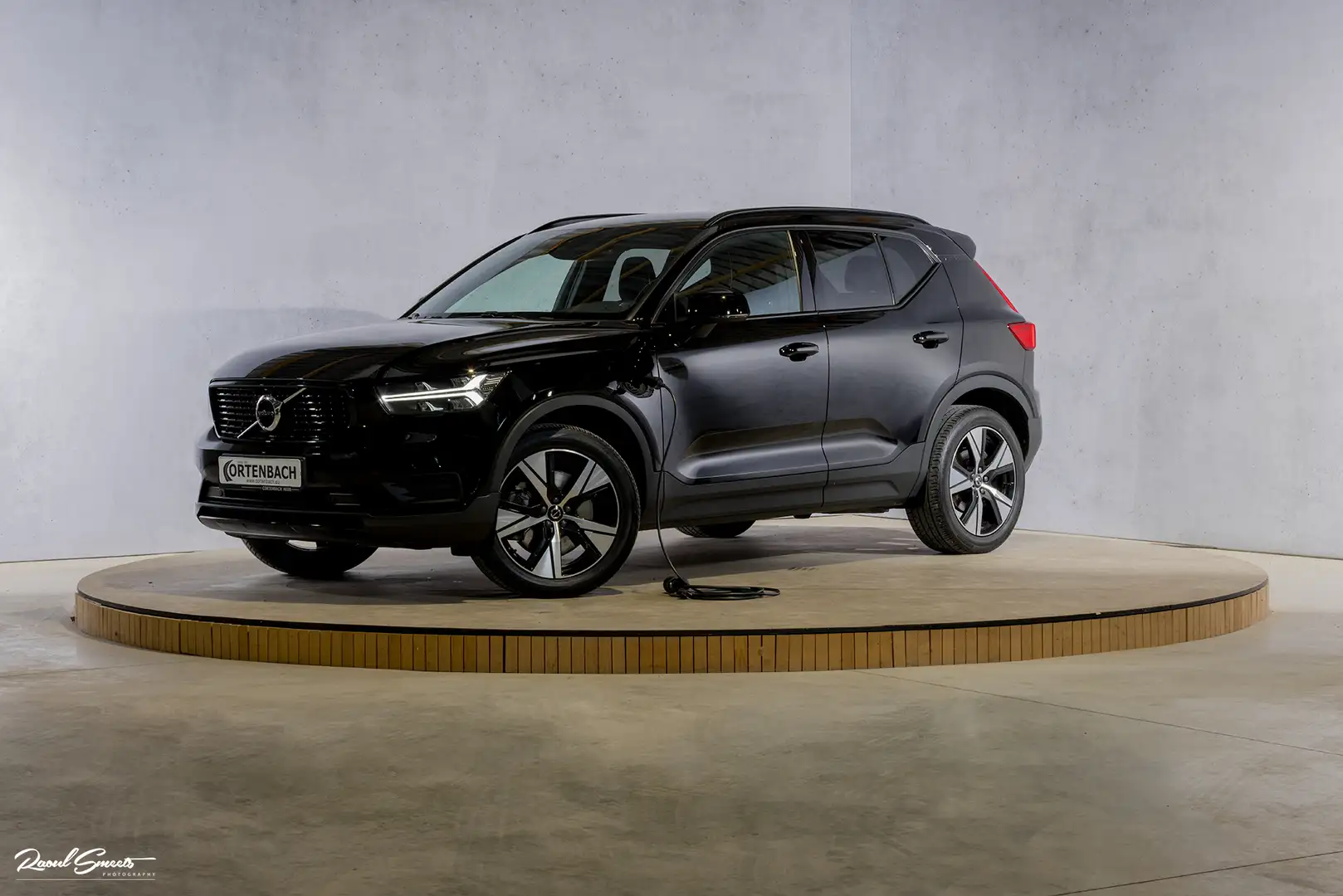 Volvo XC40 1.5 T4 Recharge R-Design | Zwenkbare Trekhaak | Ap Zwart - 1
