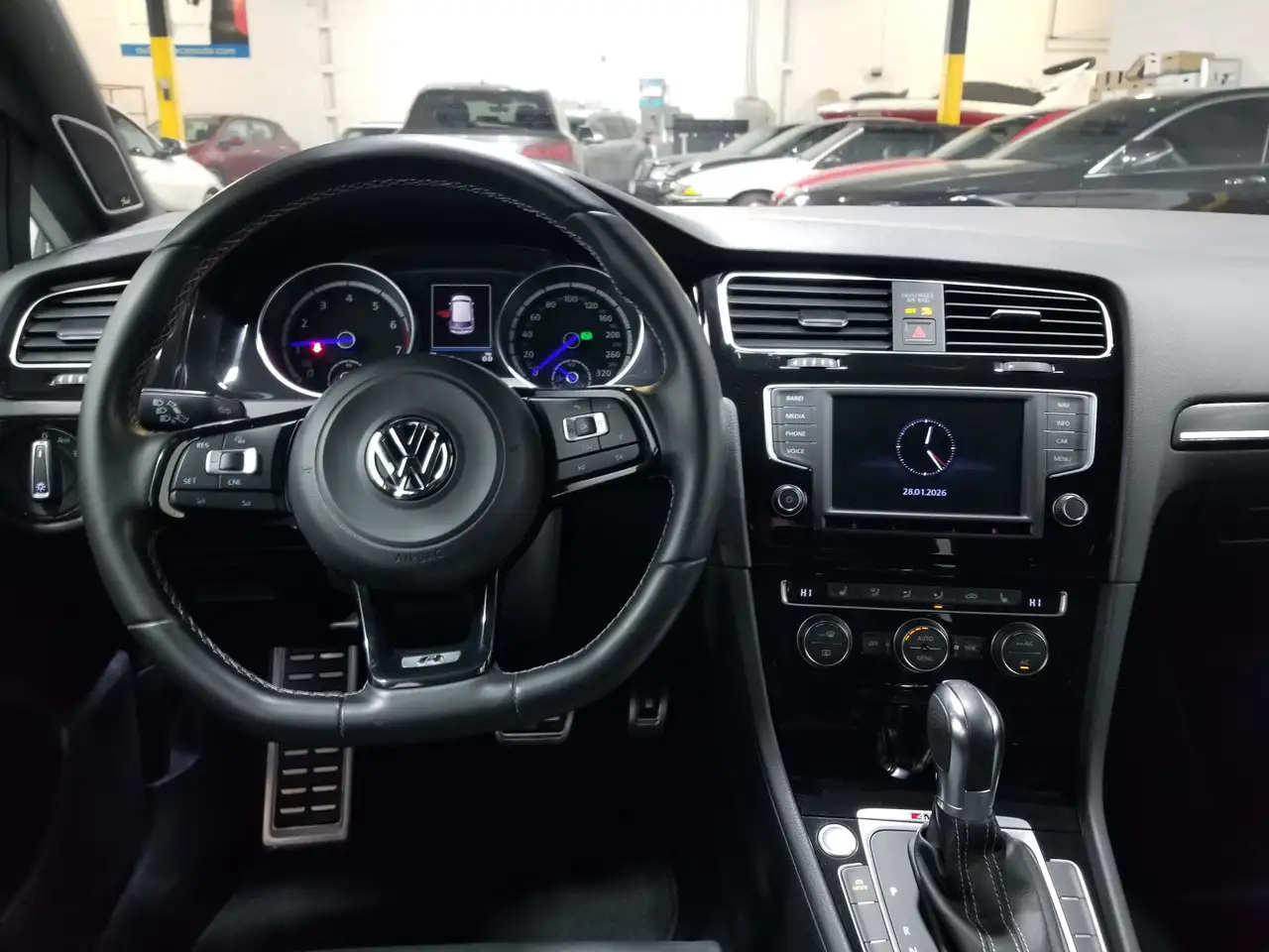 Volkswagen Golf R снимка Volkswagen Golf R