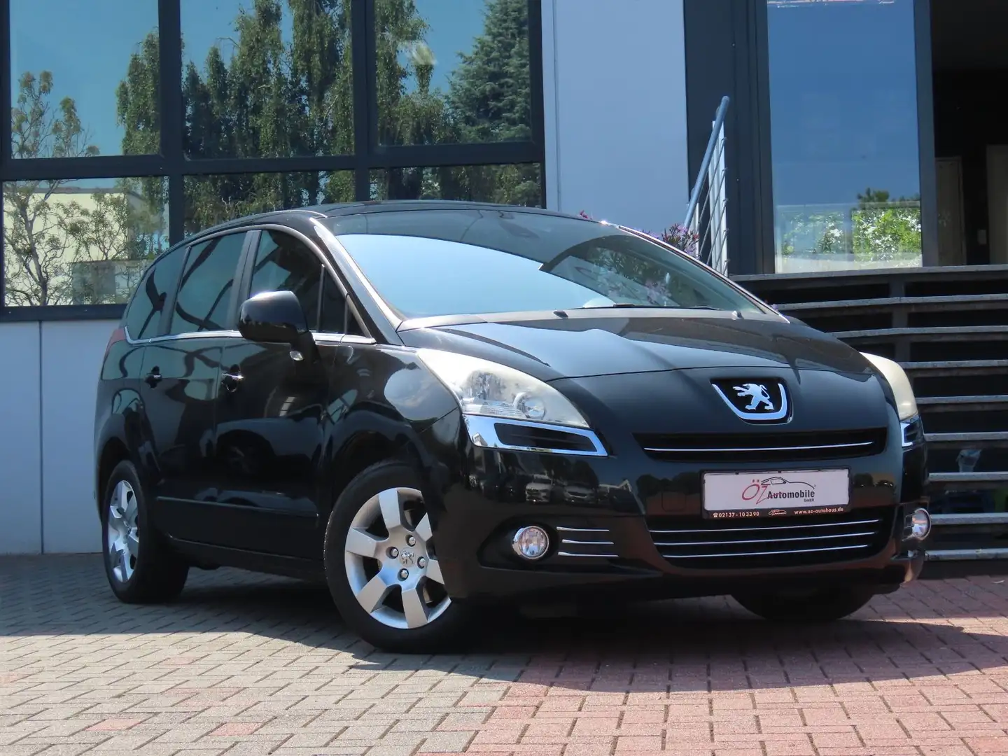 Peugeot 5008 1.6 Premium 155 THP Klimaautomatik PDC Schwarz - 1