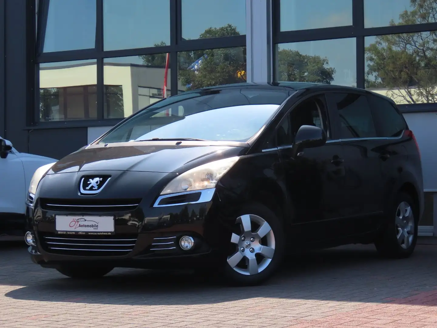 Peugeot 5008 1.6 Premium 155 THP Klimaautomatik PDC Schwarz - 2