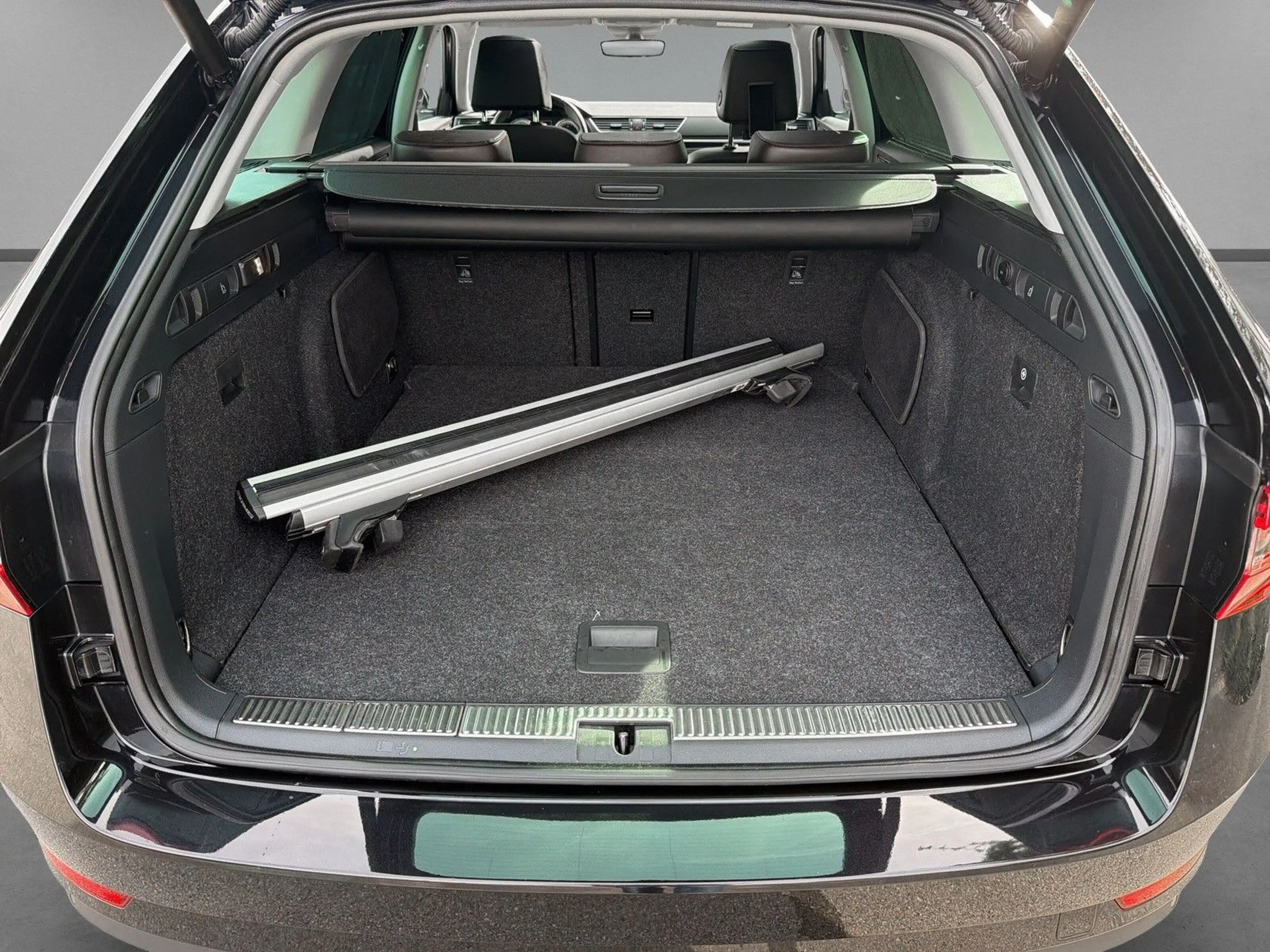Skoda Superb C. L&K 2.0 TDI 4x4 Pano Standhz AHK Garan — photo 6
