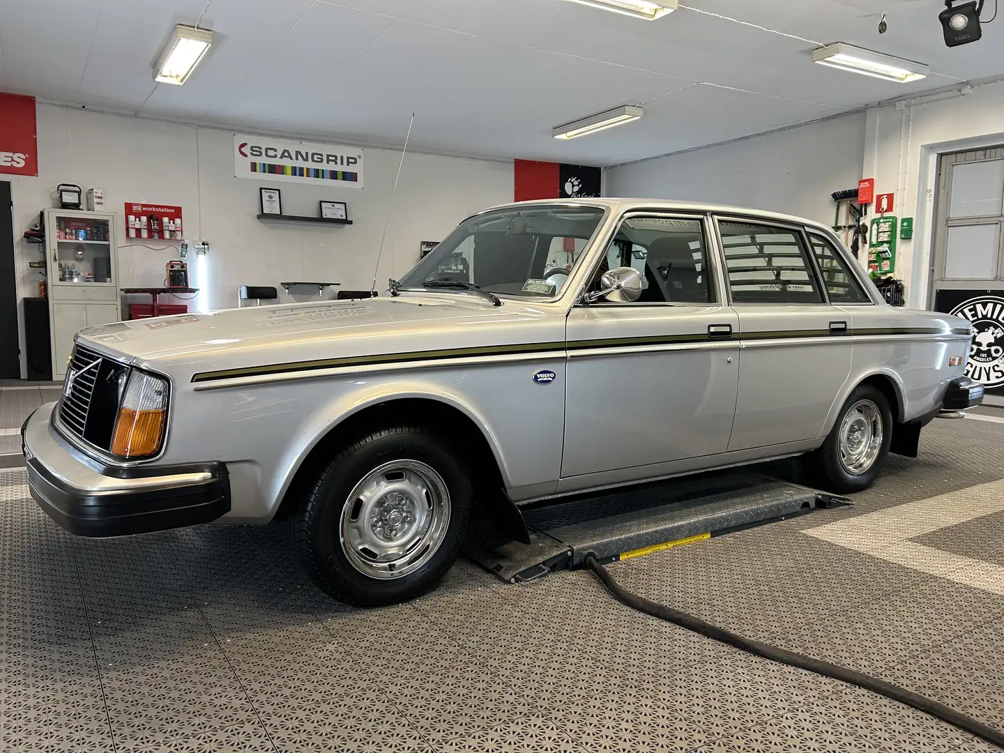 Volvo 244 GL Aut Jubileum - 1