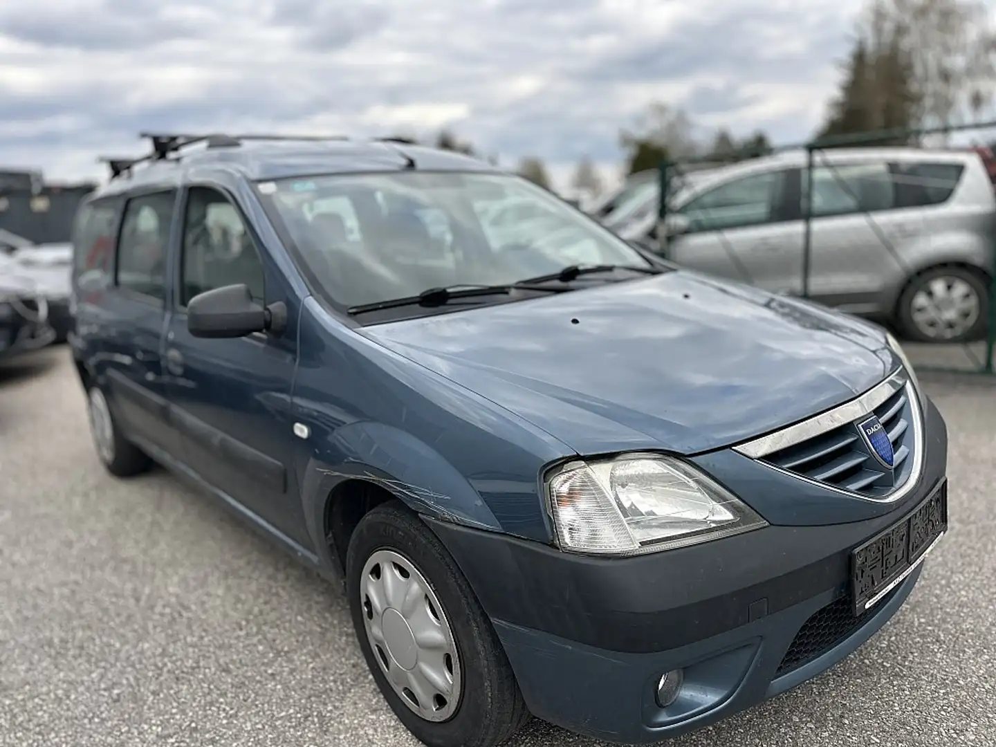 Dacia Logan Blau - 2