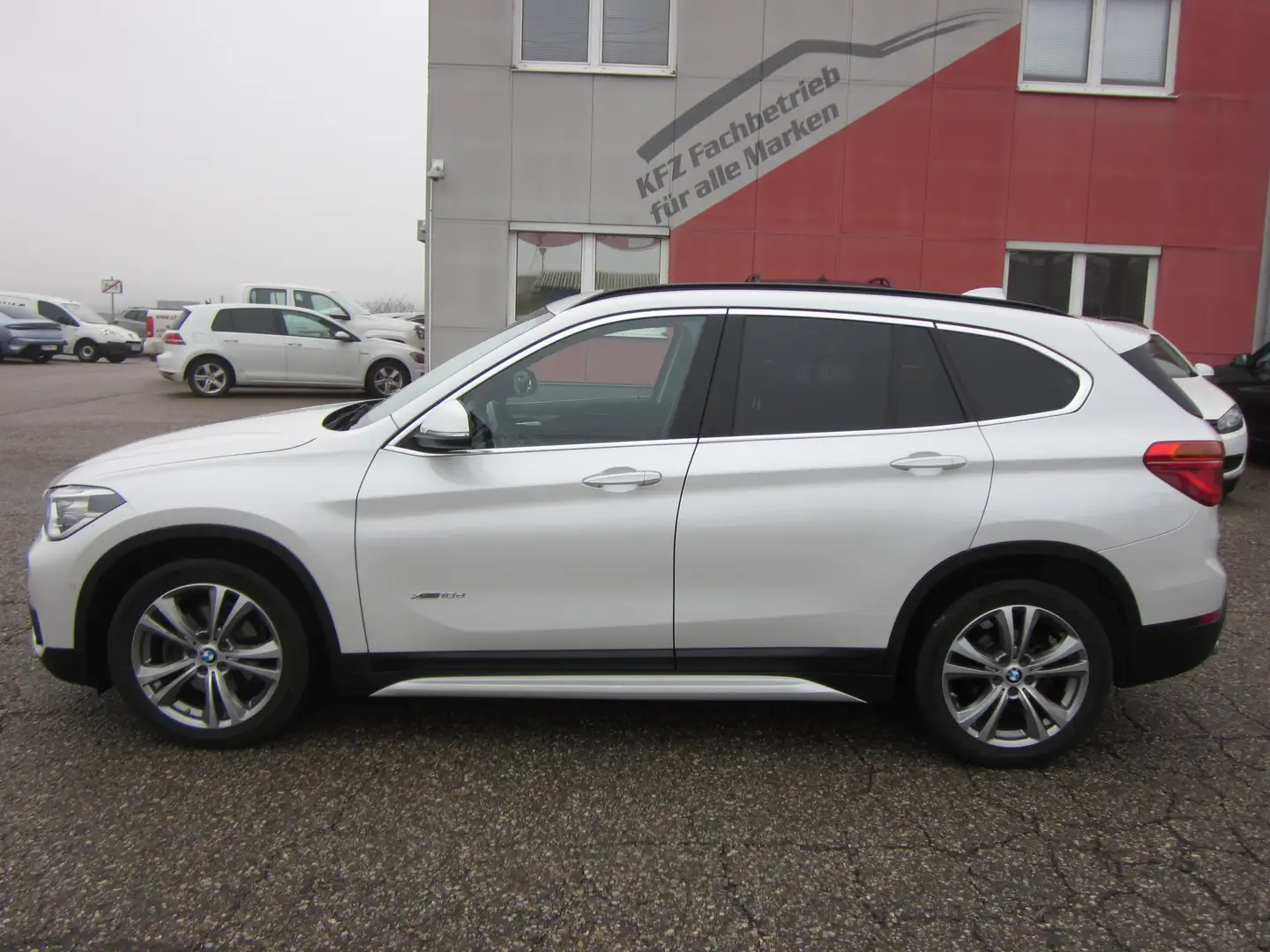 BMW X1 18d X-Drive Sport LED Leder Weiß - 2