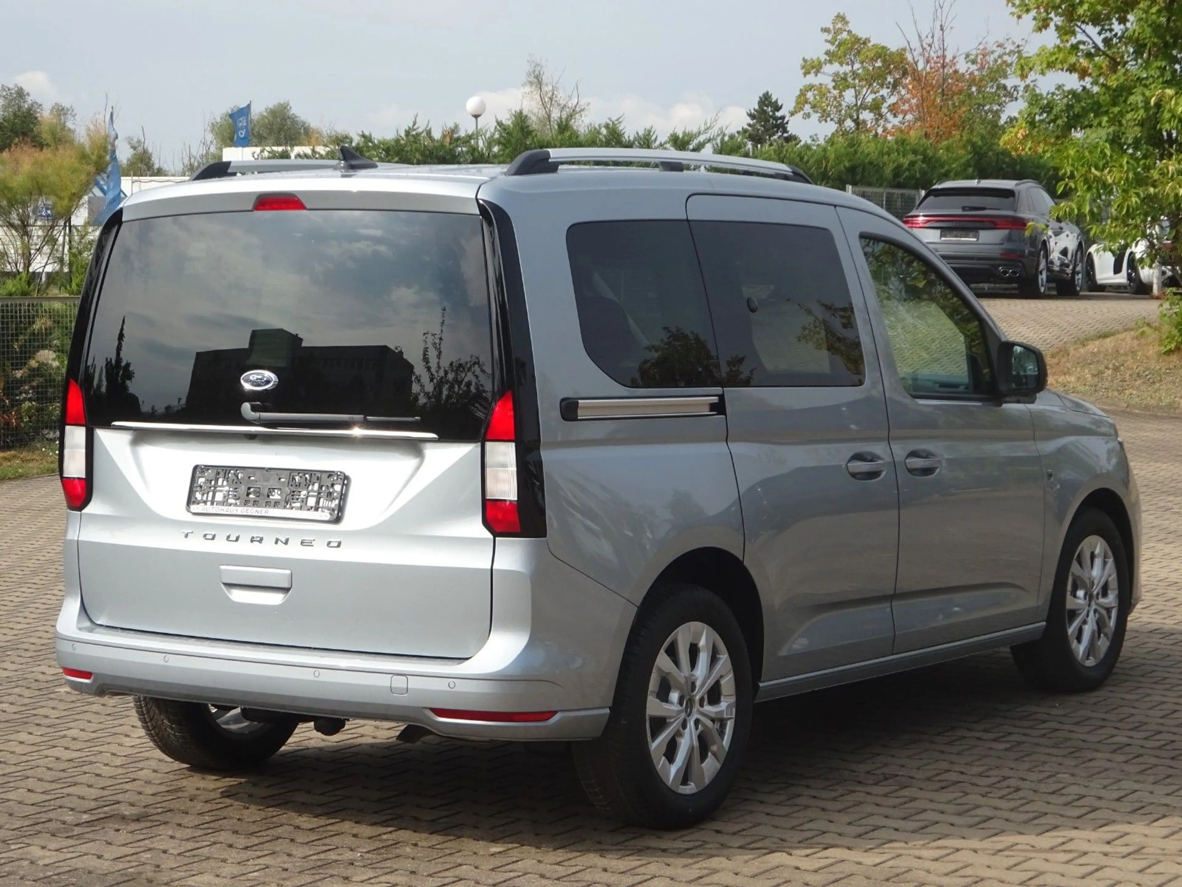 Ford Tourneo Connect Titanium 1.5L EcoB Aut. AHK WiPa — photo 9