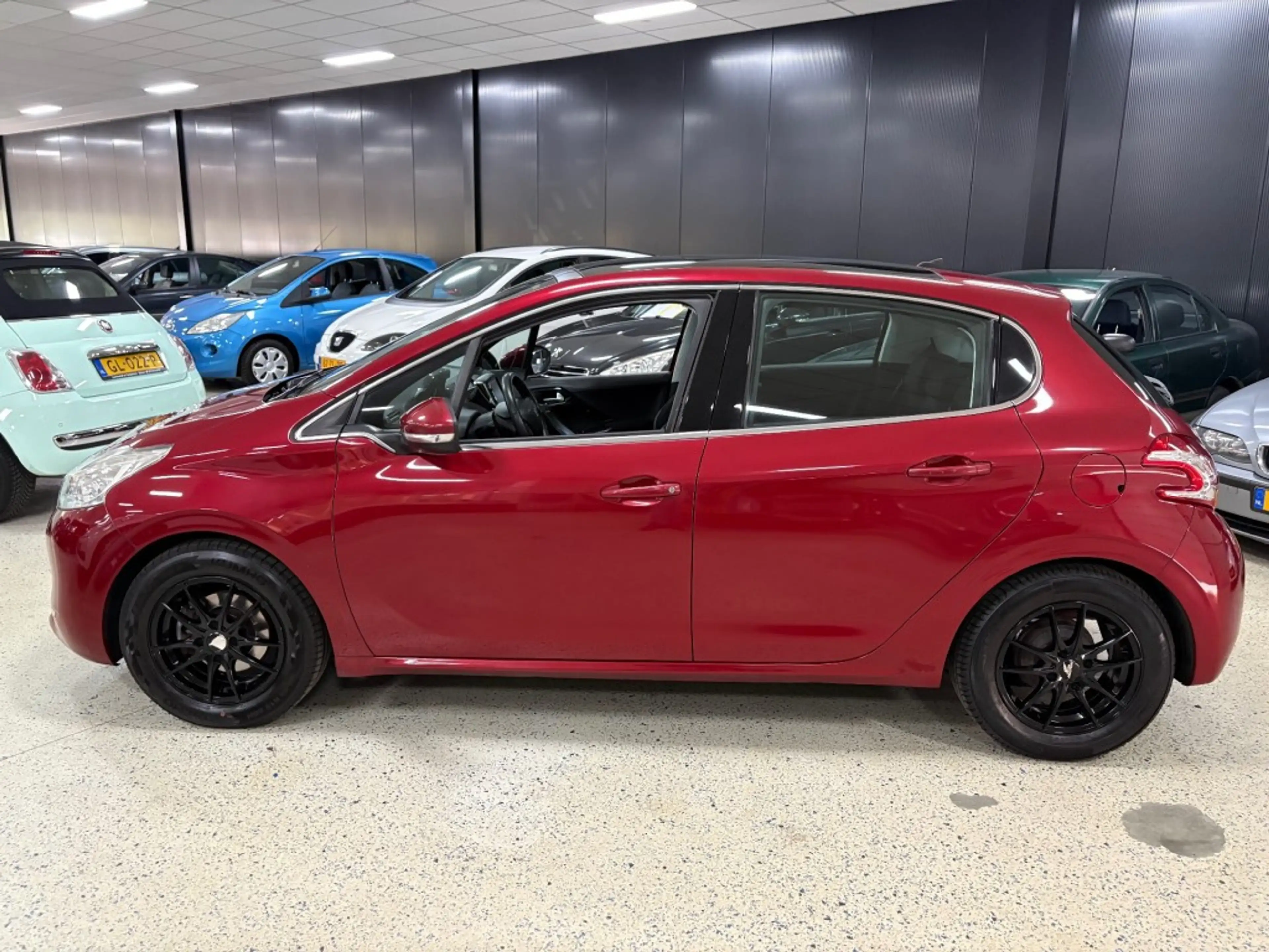 Peugeot 208 1.2 VTI ALLURE Panodak Navigatie Pdc ECC Airco Rev — photo 4