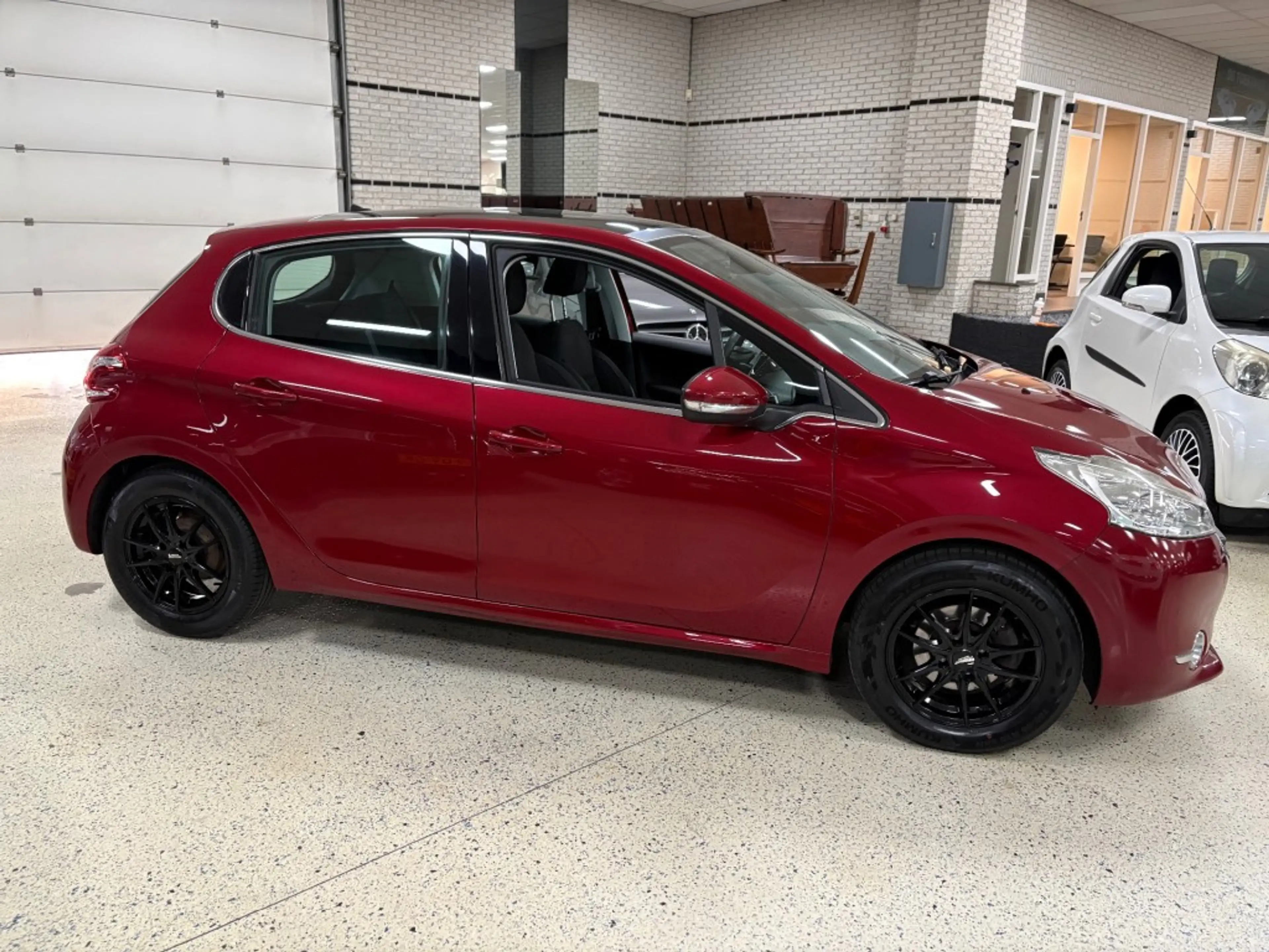 Peugeot 208 1.2 VTI ALLURE Panodak Navigatie Pdc ECC Airco Rev — photo 5