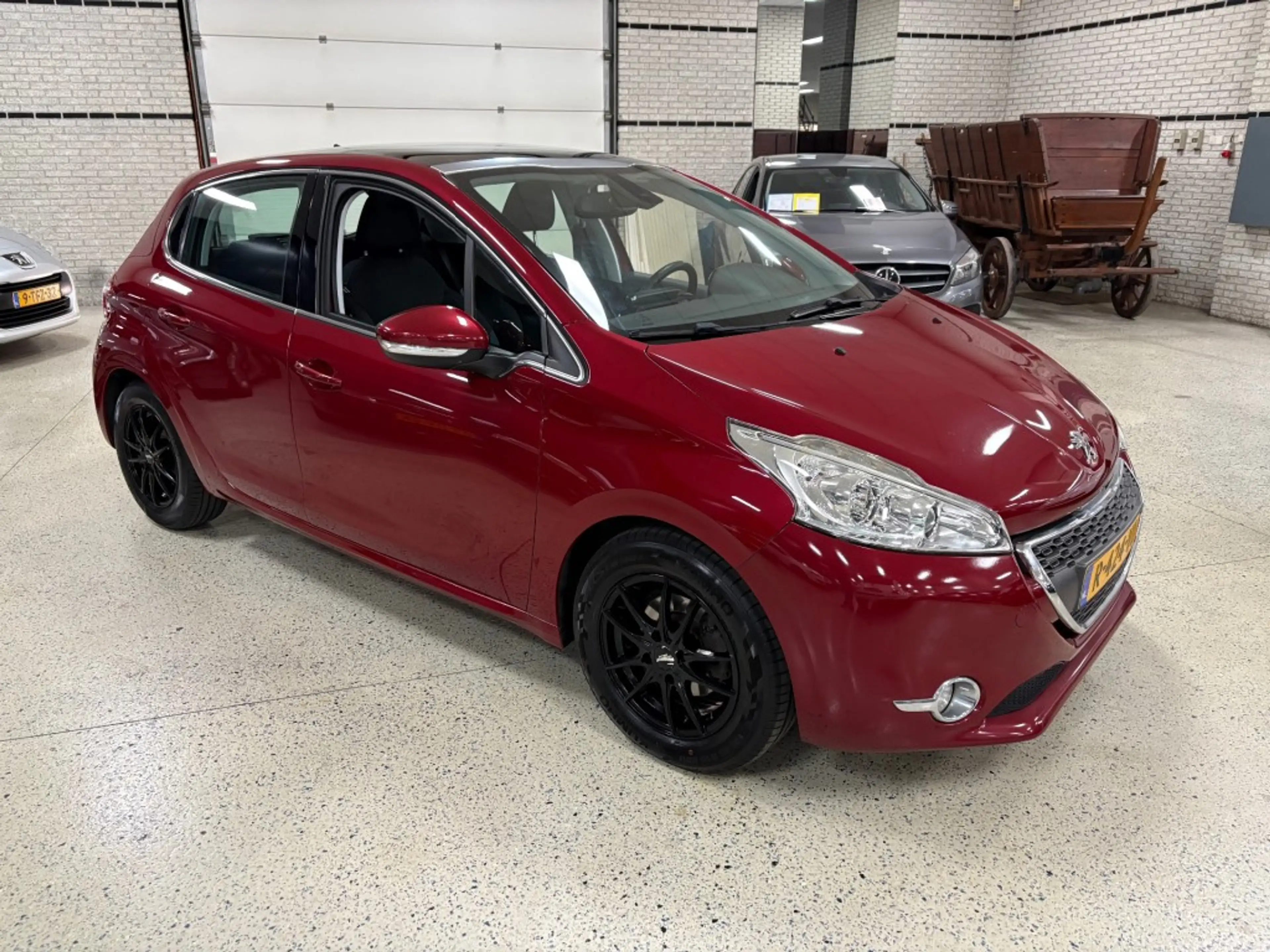 Peugeot 208 1.2 VTI ALLURE Panodak Navigatie Pdc ECC Airco Rev — photo 6