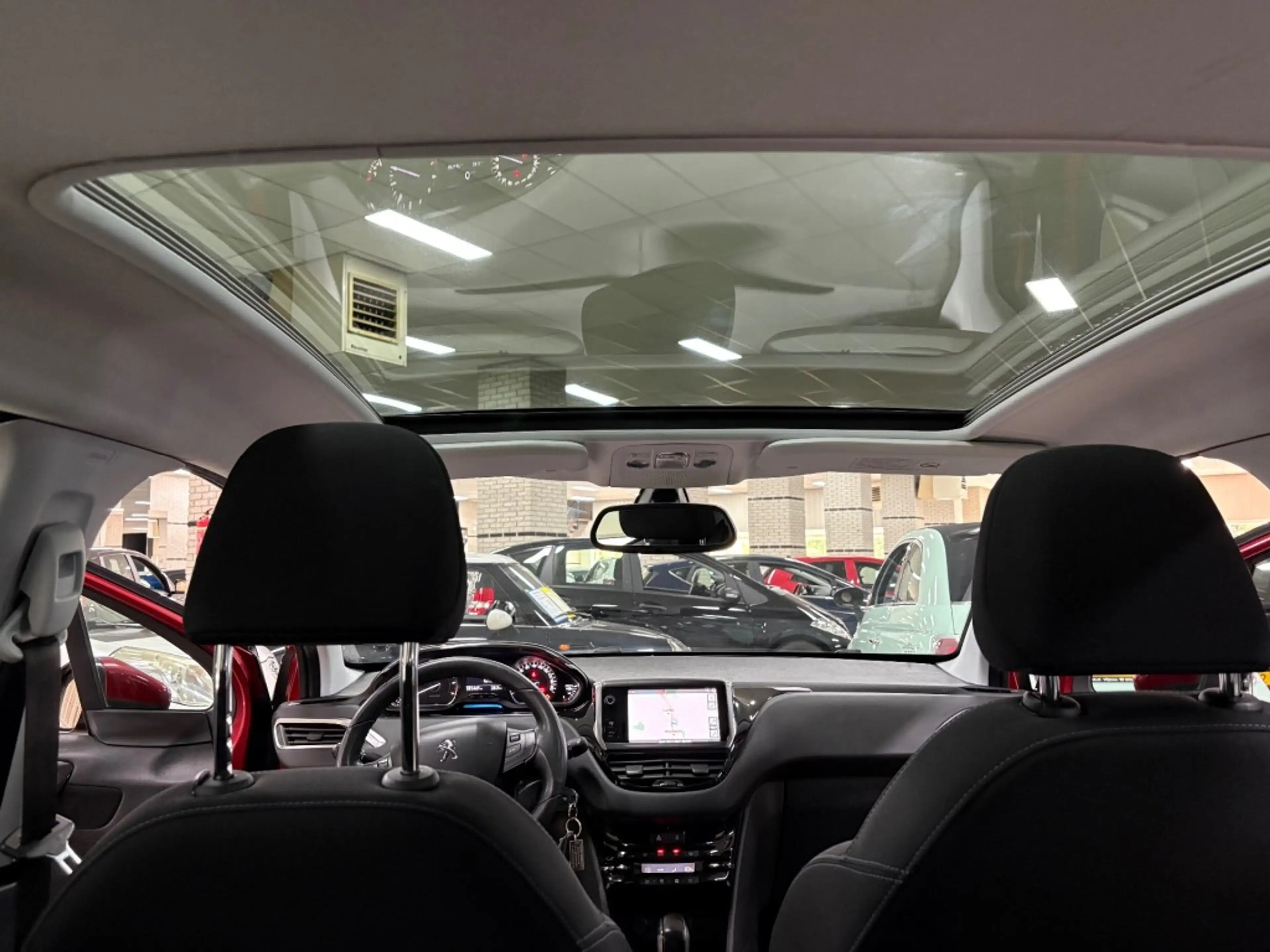 Peugeot 208 1.2 VTI ALLURE Panodak Navigatie Pdc ECC Airco Rev — photo 2