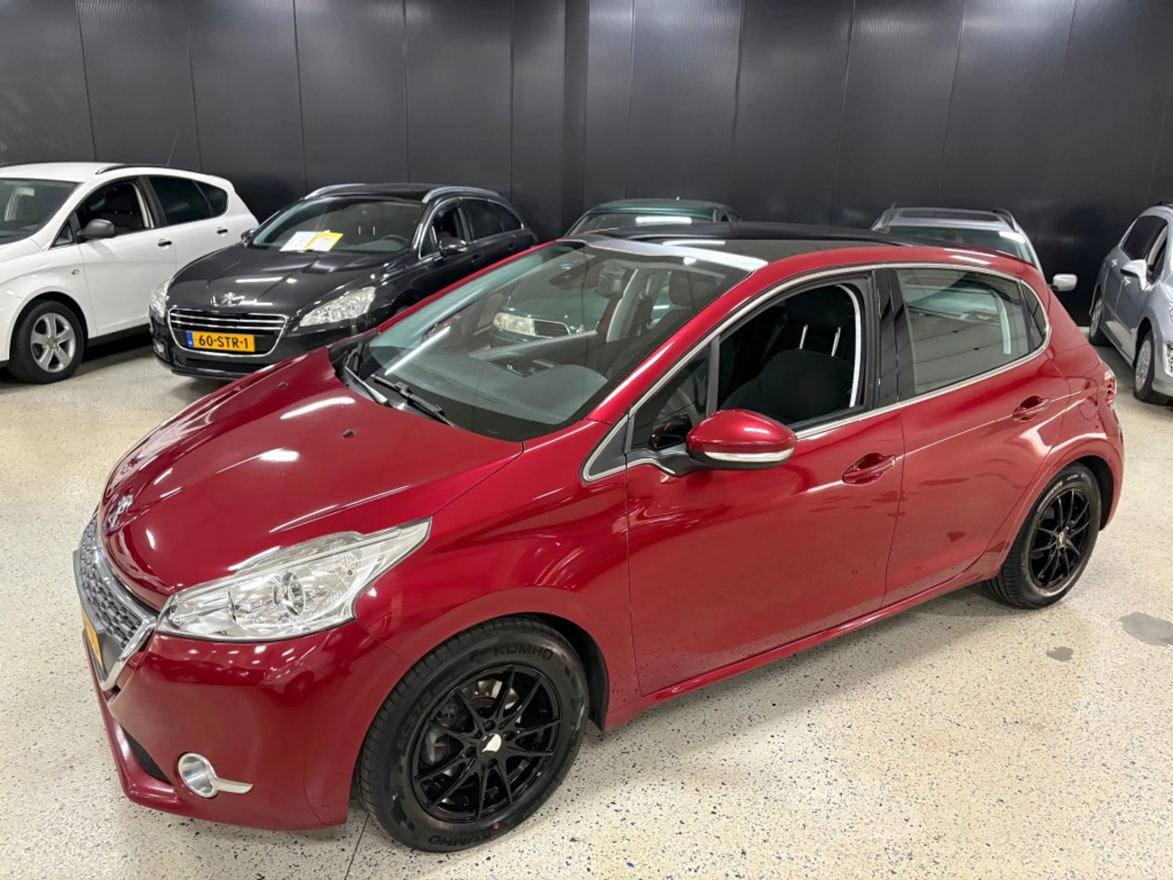 Peugeot 208 1.2 VTI ALLURE Panodak Navigatie Pdc ECC Airco Rev