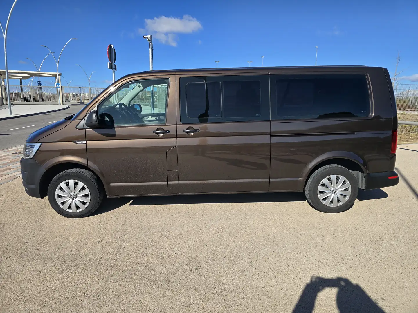 Volkswagen T6 Caravelle Caravelle 2.0TDI BMT Trendline L DSG 110kW Trendline Marrón - 2