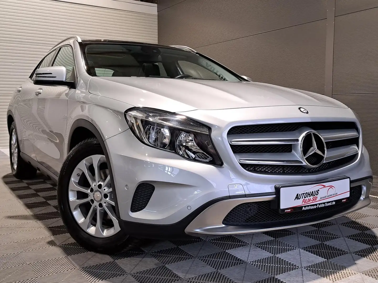 Mercedes-Benz GLA 200 d Urban 4Matic°Pano°Shzg°Navi°Klima°Tempo Srebrny - 1