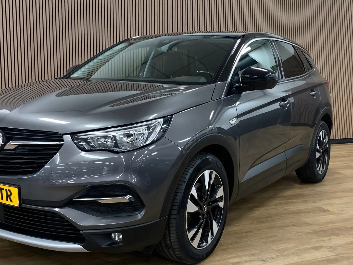 Opel Grandland X 1.2 Turbo Innovation|Navigatie|Camera|123000KM| Grijs - 2