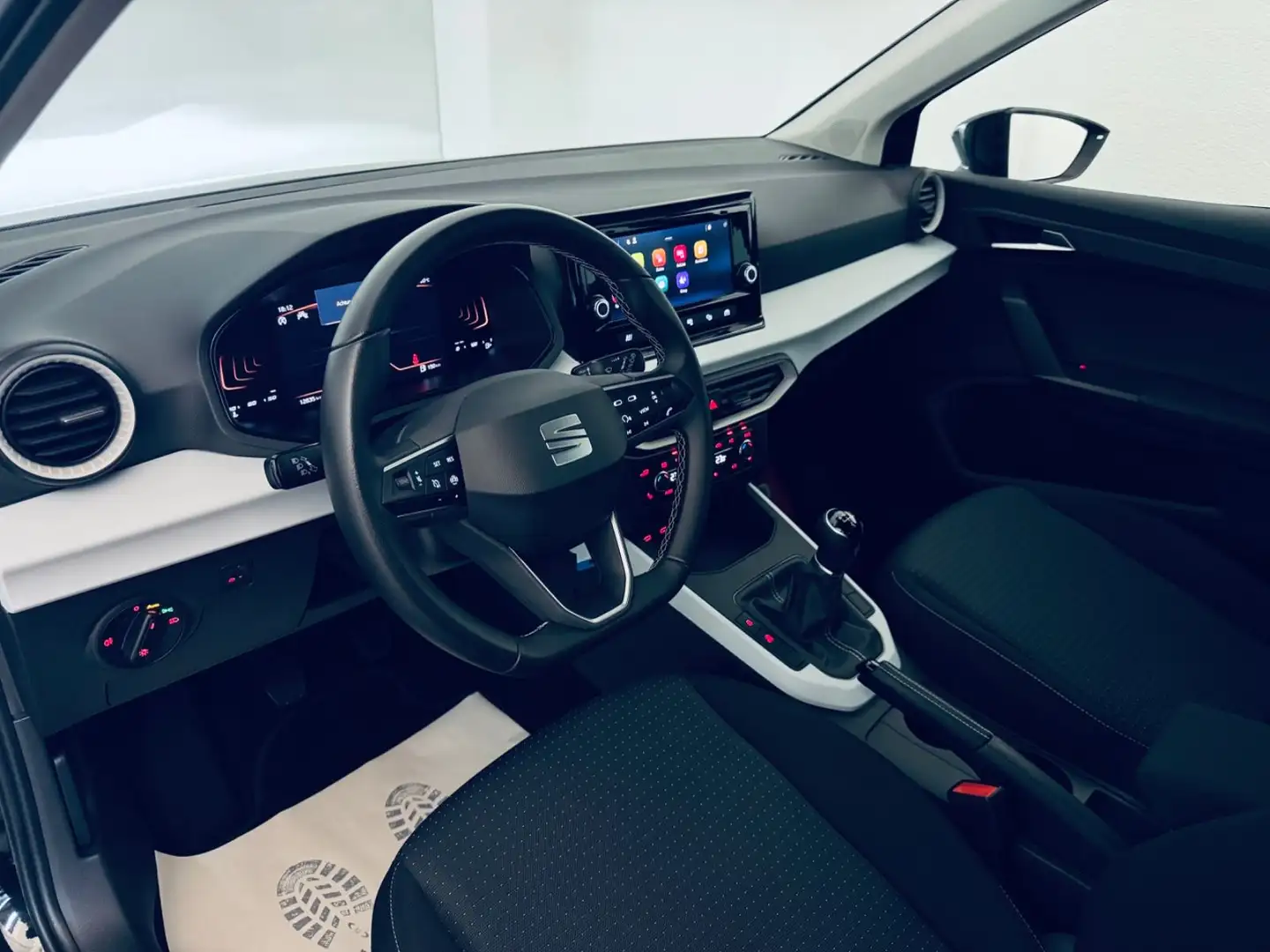 SEAT Arona Style 1.0 TSI * 1.HAND * TEMP * SitzH *PDC Noir - 2