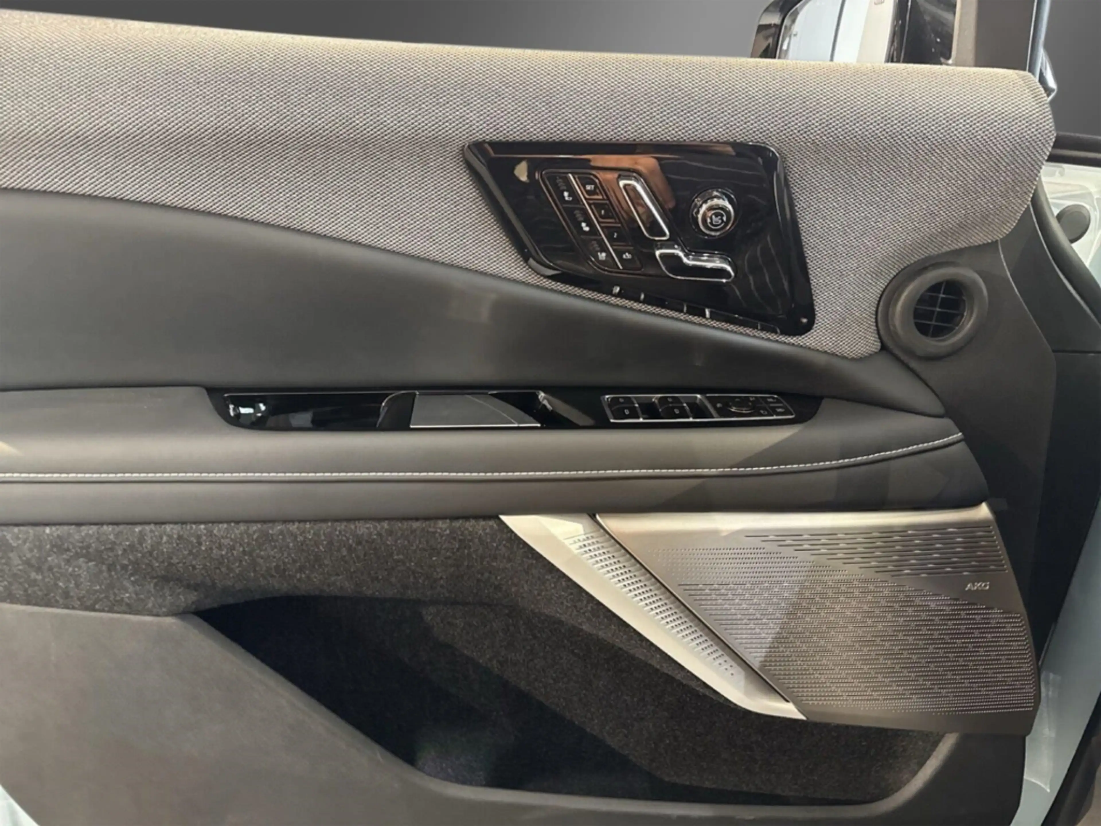 Cadillac Optiq AWD Studio Edition 1 of 50 inkl. Winterrad — photo 11