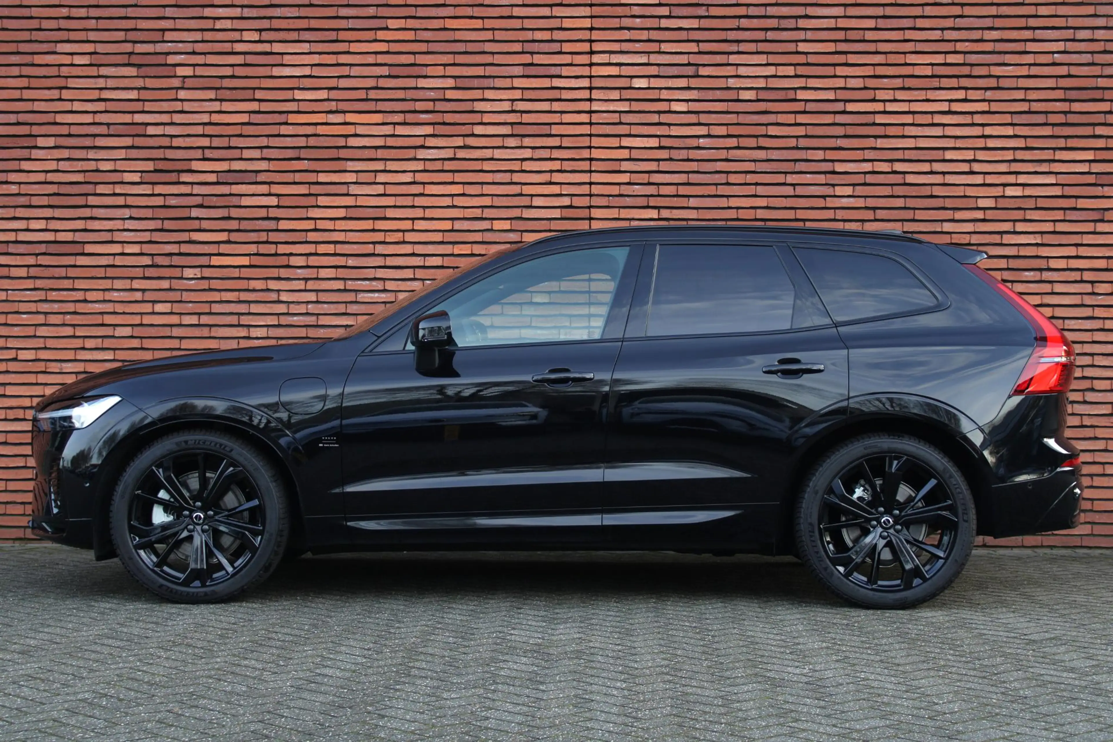 Volvo XC60 2.0 T6 Plug-in hybrid AWD Ultra Black Edition | Lu — photo 3