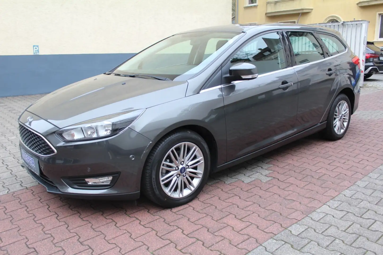 Ford Focus Turnier Cool & Connect (Navi / ParkPilot) Gris - 1