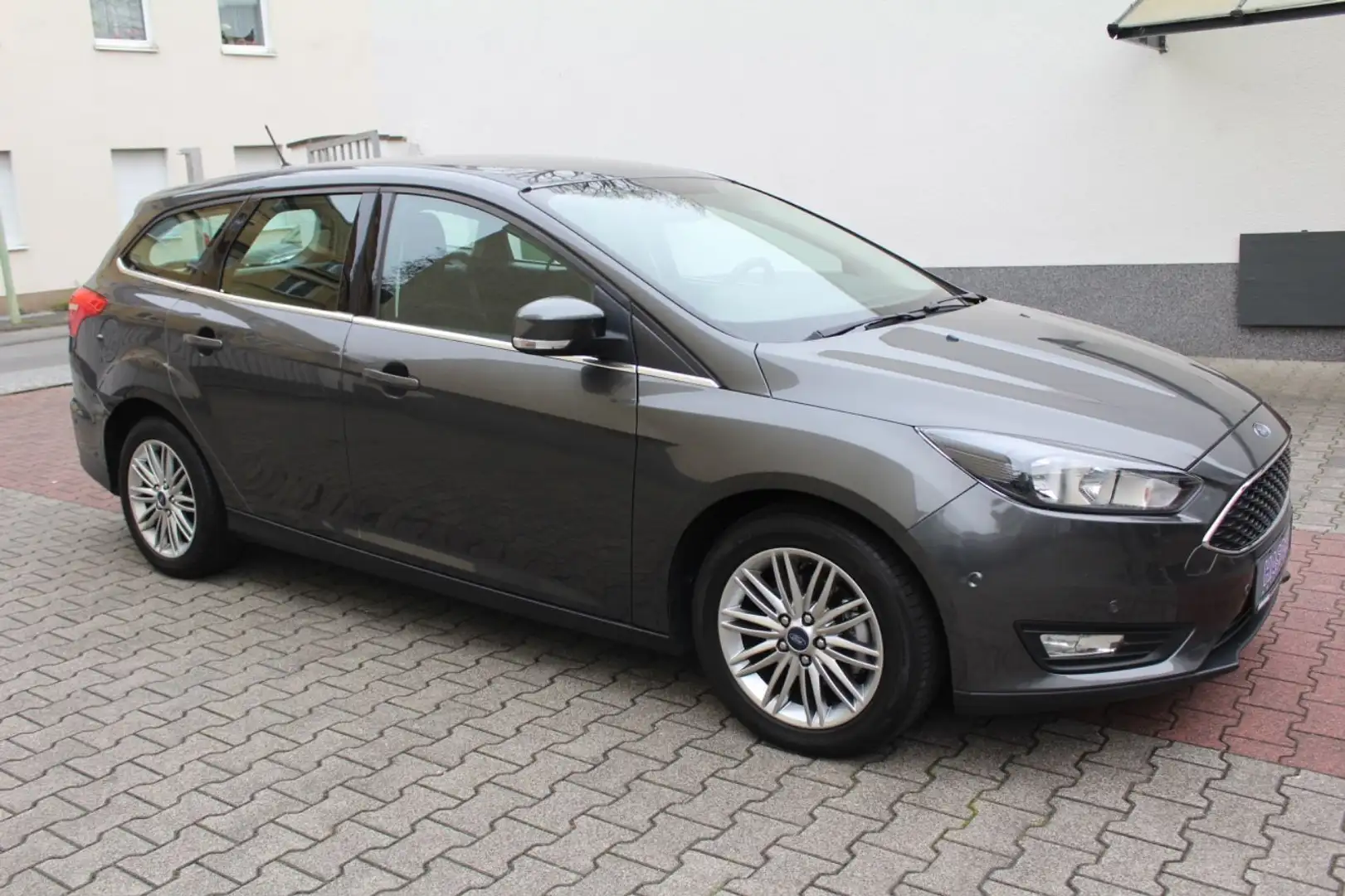 Ford Focus Turnier Cool & Connect (Navi / ParkPilot) Gris - 2