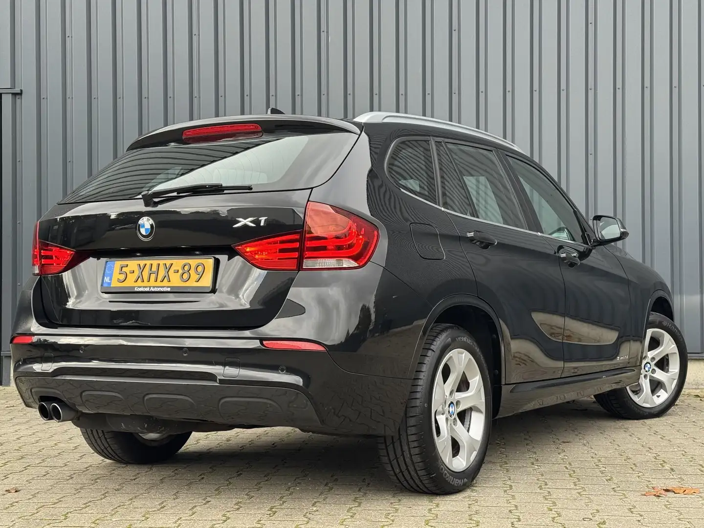 BMW X1 sDrive20i M-Sport | Pano | PDC | Leder Zwart - 2