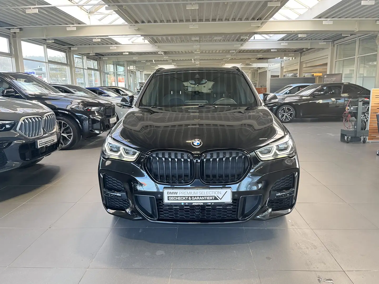 BMW X1 sDrive20i M Sportpaket AHK/Navi Plus/Pano/18"/Head Schwarz - 2