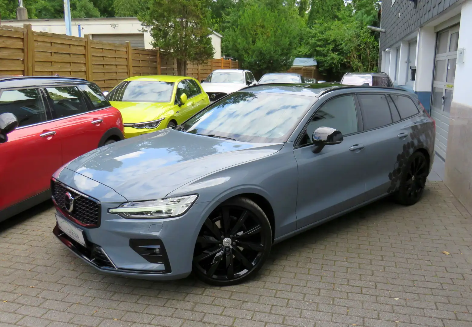 Volvo V60 Ultimate Dark // Pano, H/K, Pilot, Top Gris - 2