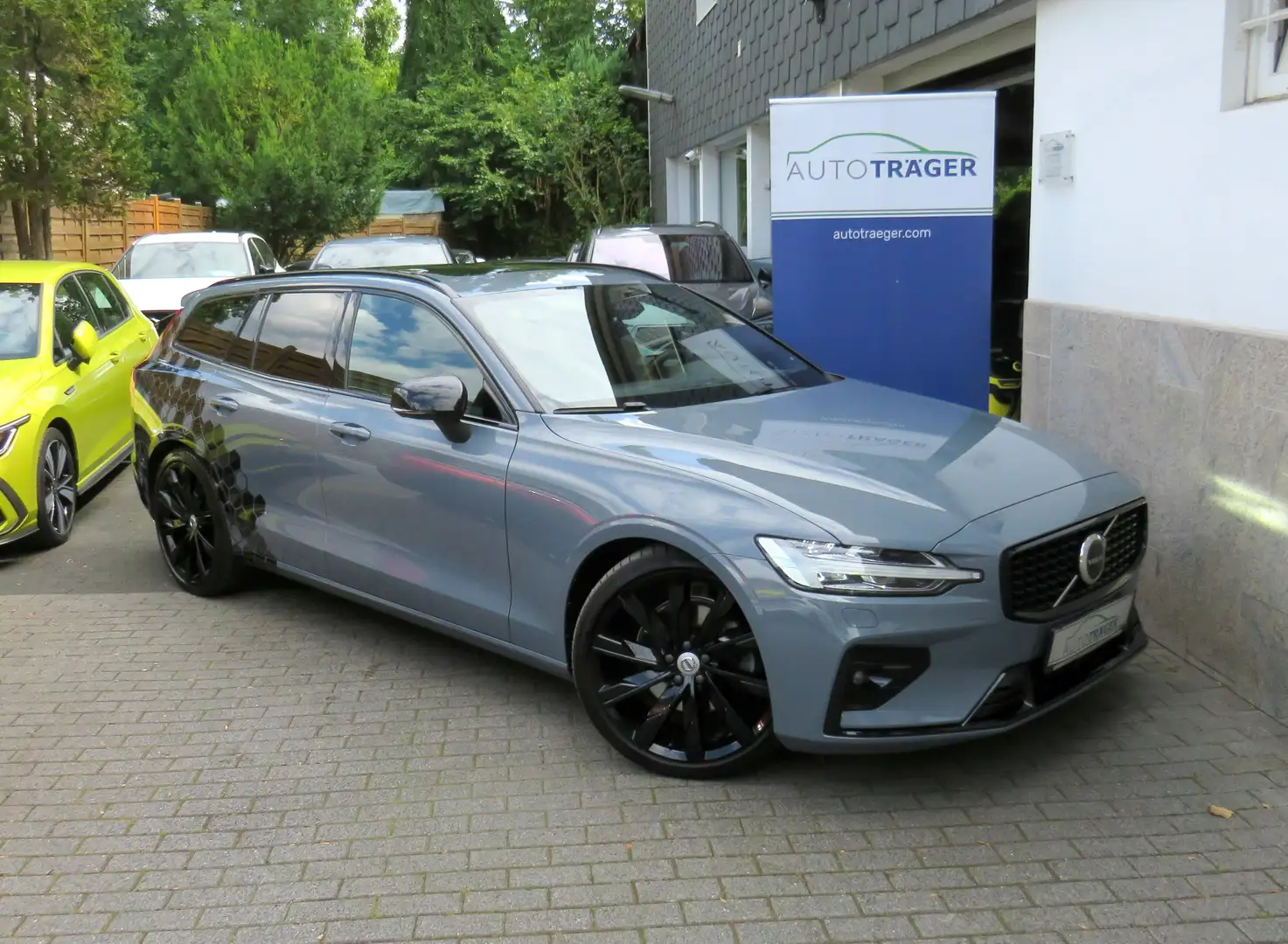 Volvo V60 Ultimate Dark // Pano, H/K, Pilot, Top Gris - 1