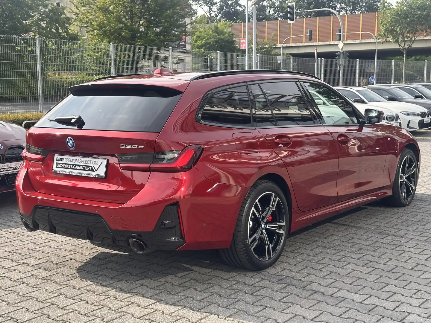 BMW 330 e Touring M Sport PRO //AHK Stop&Go FACELIFT Rot - 2