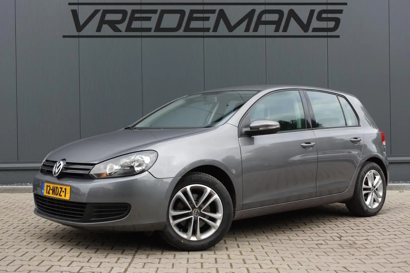 Volkswagen Golf 1.2 TSI Comfortline BlueMotion Grijs - 1