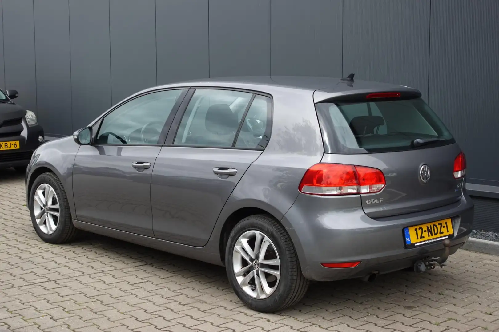 Volkswagen Golf 1.2 TSI Comfortline BlueMotion Grijs - 2