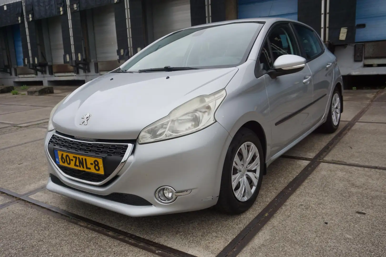 Peugeot 208 1.2 VTi Envy Gris - 2