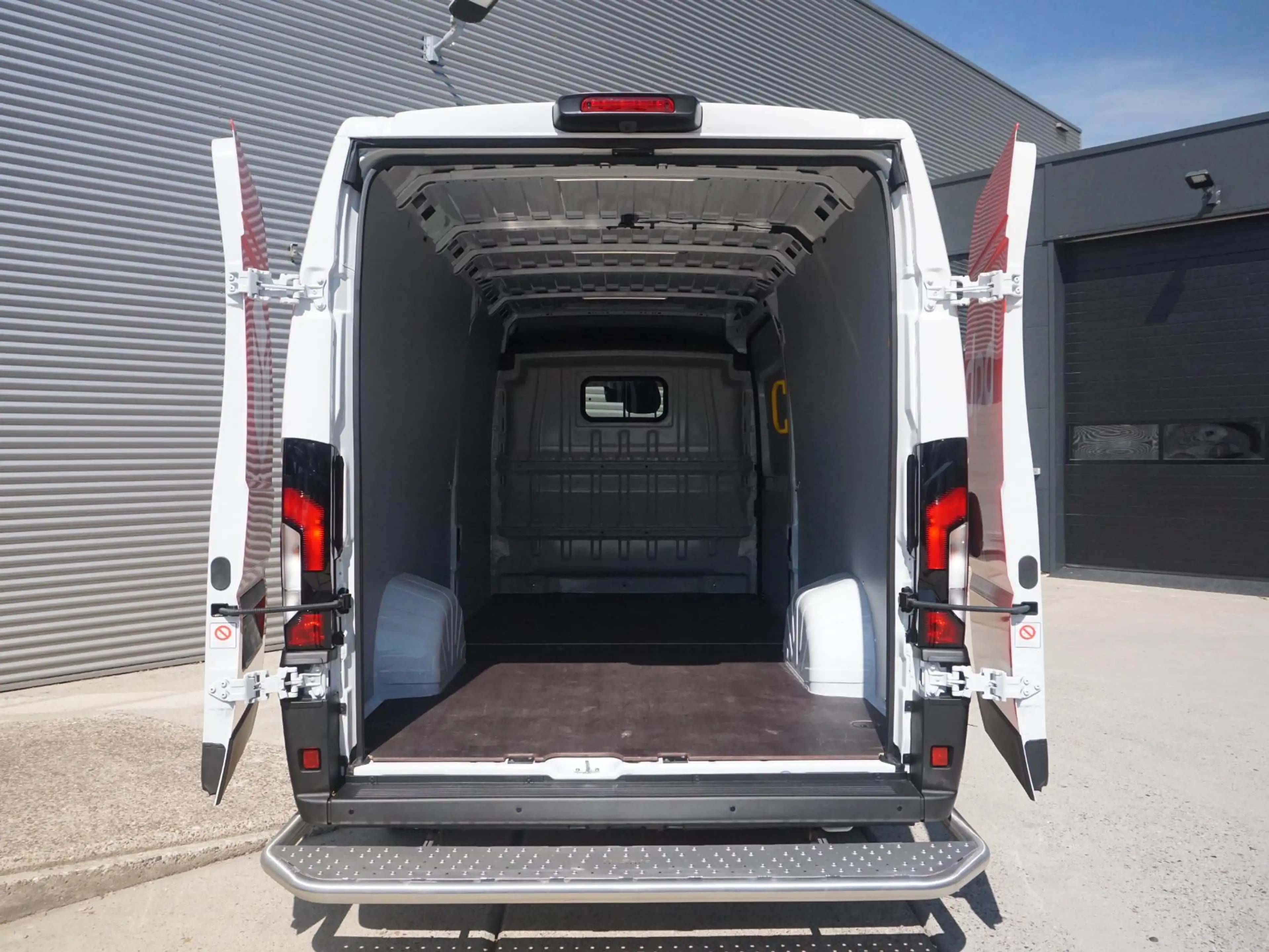 Opel Movano-e Electric 3.5t L4H2 Zwaar 110 kWh DPD — photo 7
